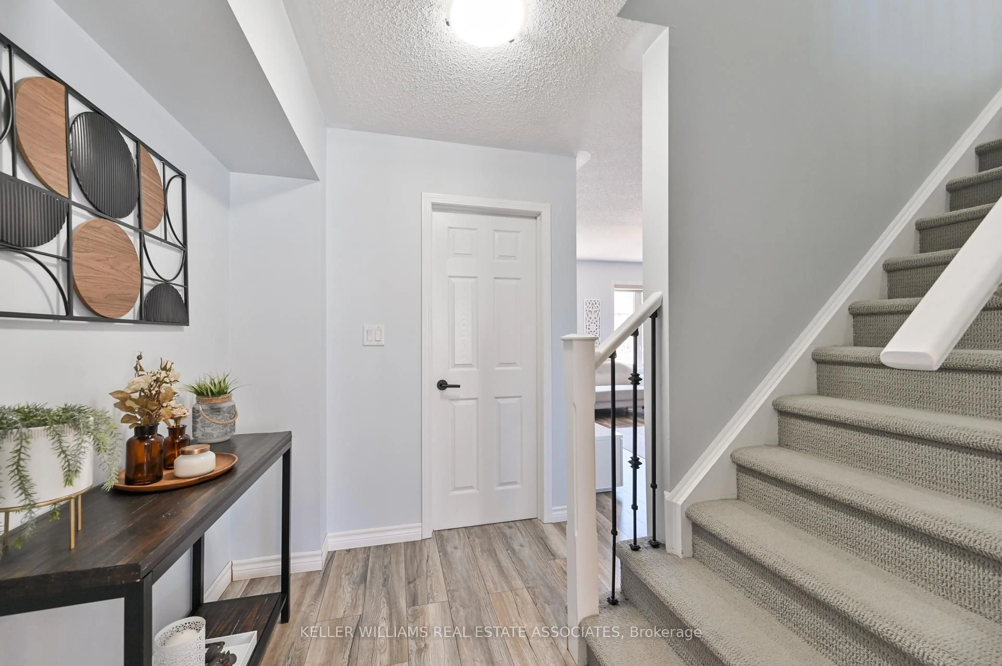 Indoor entryway for 647 Scott Blvd, Milton Ontario L9T 0P2