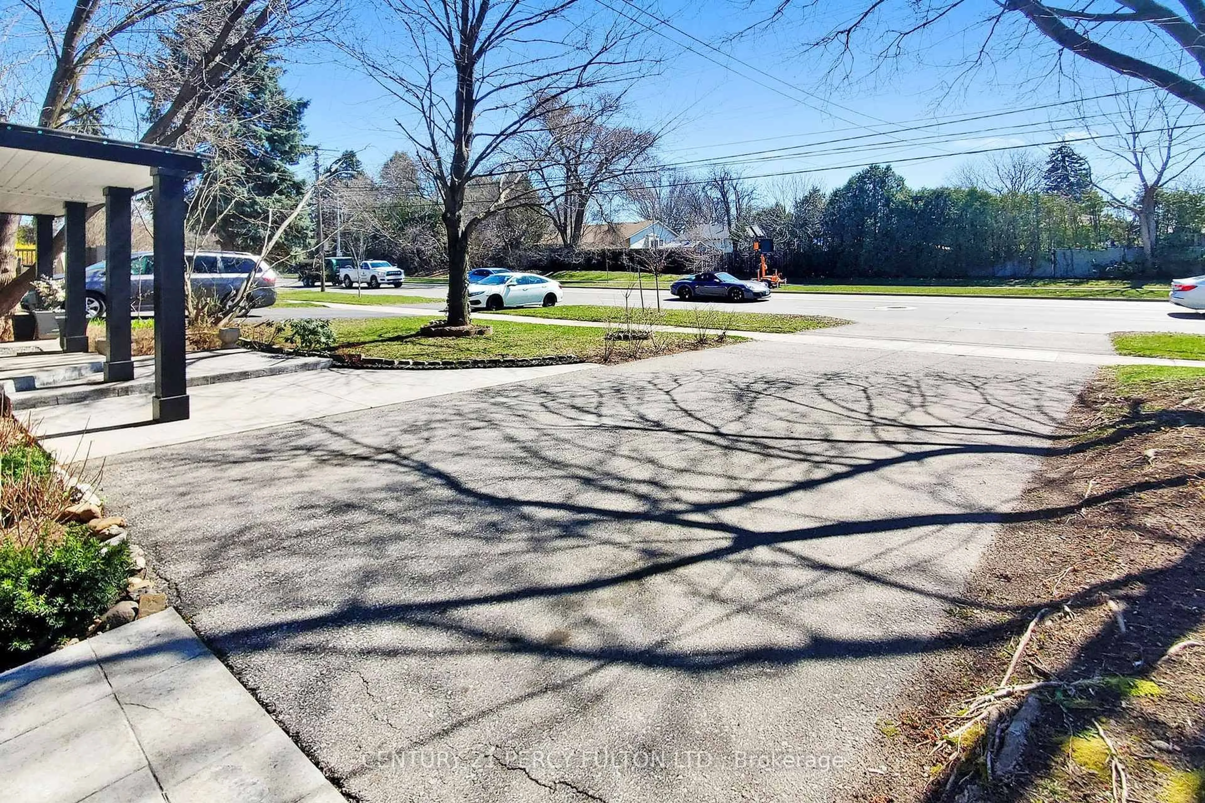 A pic from outside/outdoor area/front of a property/back of a property/a pic from drone, street for 3489 New St, Burlington Ontario L7N 1N5