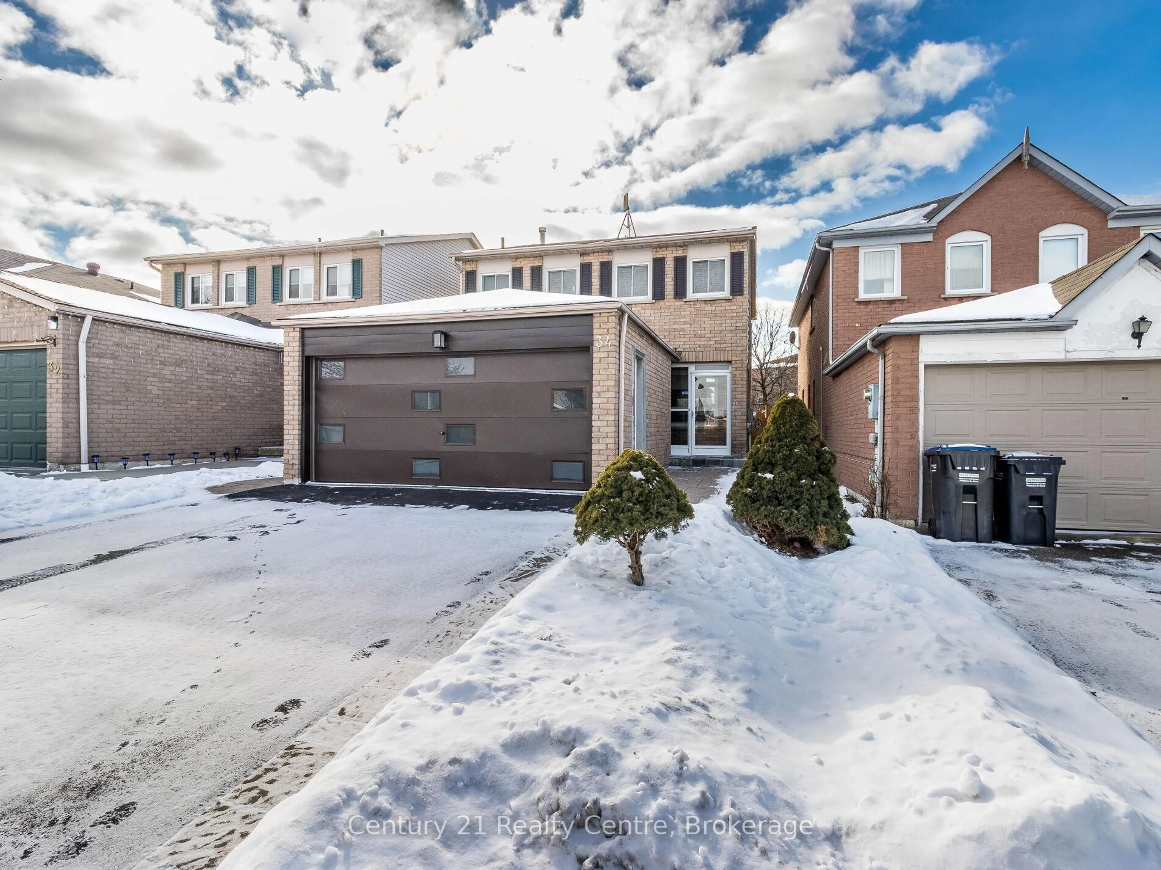 A pic from outside/outdoor area/front of a property/back of a property/a pic from drone, street for 34 Niagara Pl, Brampton Ontario L6S 4Y9