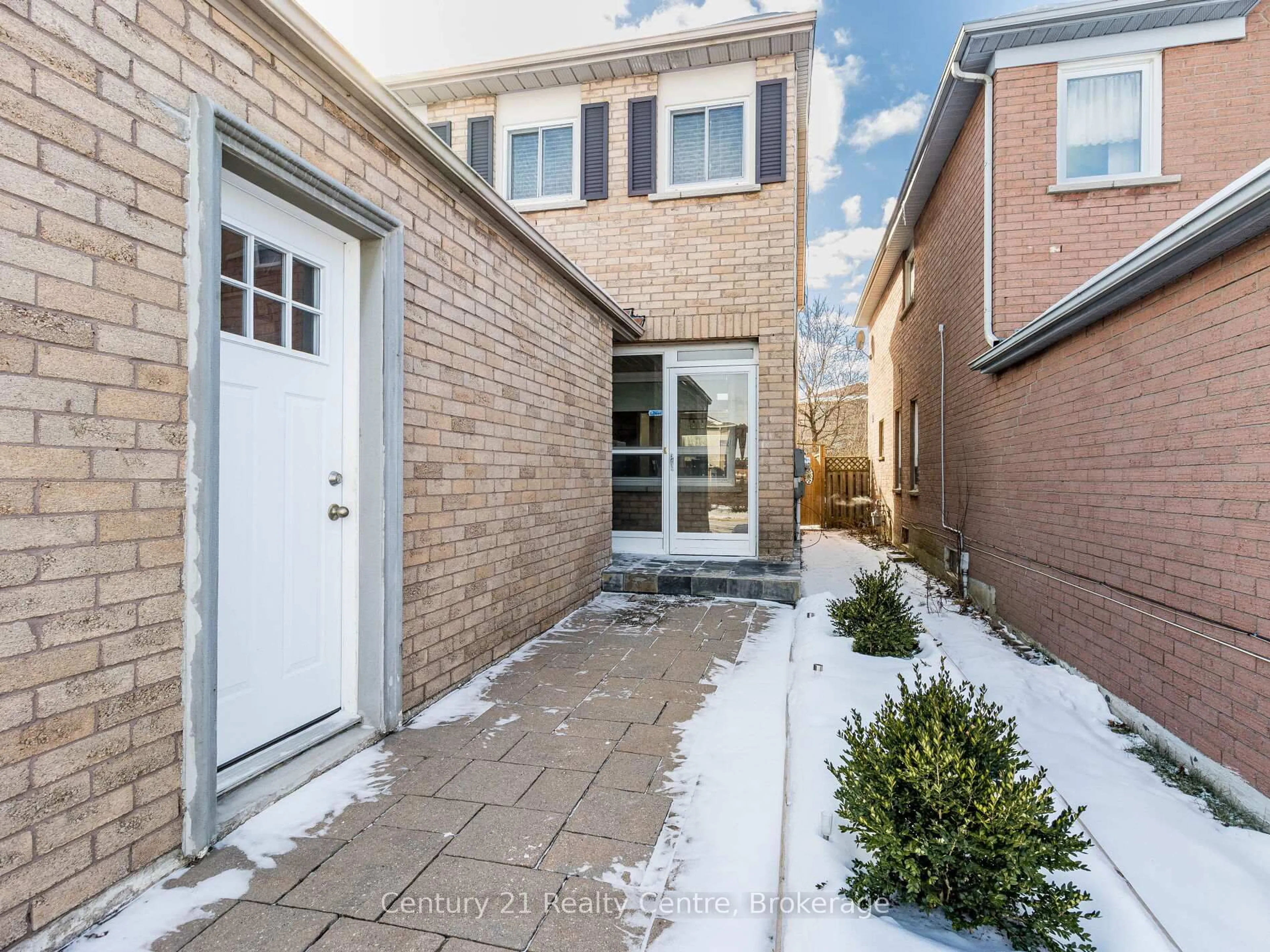 Home with brick exterior material, street for 34 Niagara Pl, Brampton Ontario L6S 4Y9
