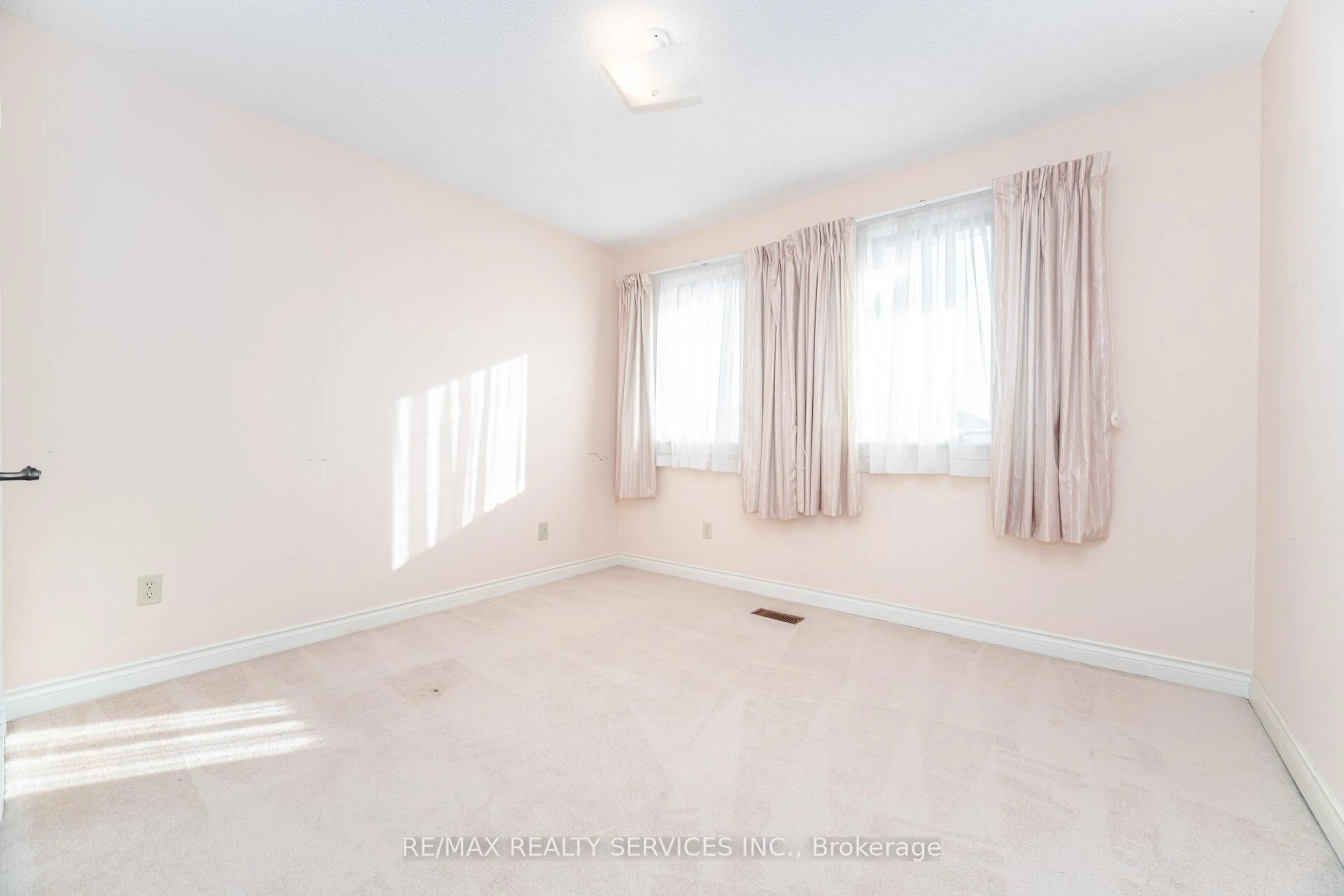 A pic of a room for 102 NIPISSING Cres, Brampton Ontario L6S 4Z7