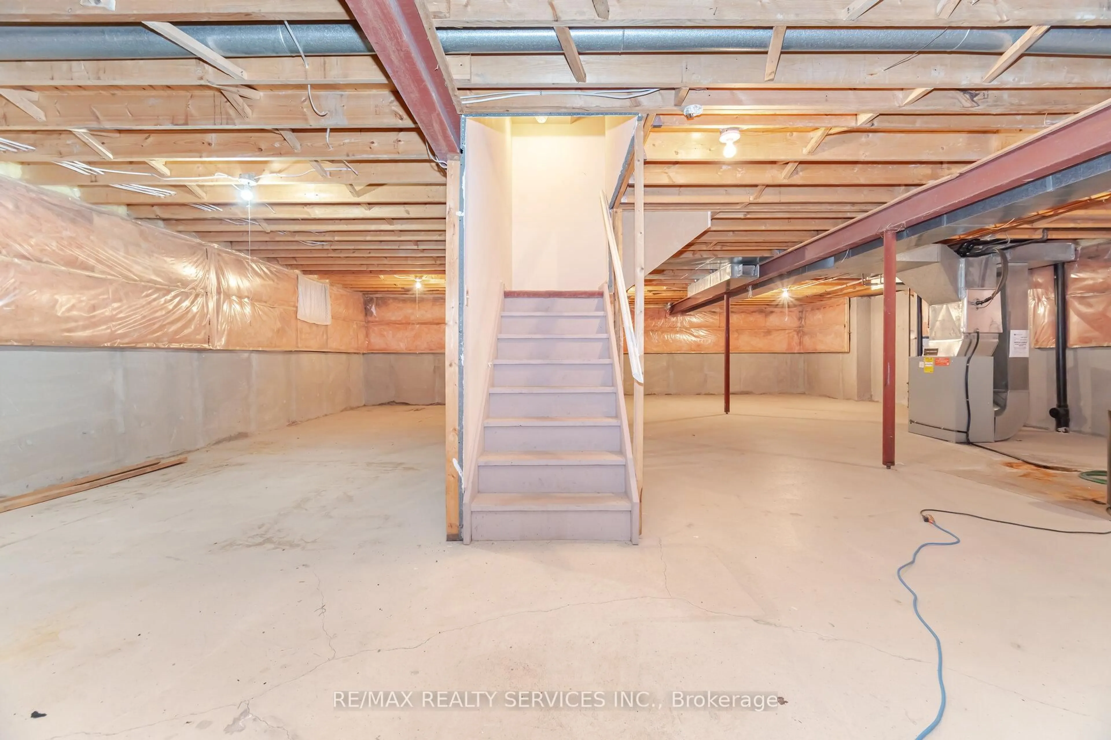 Indoor foyer for 102 NIPISSING Cres, Brampton Ontario L6S 4Z7