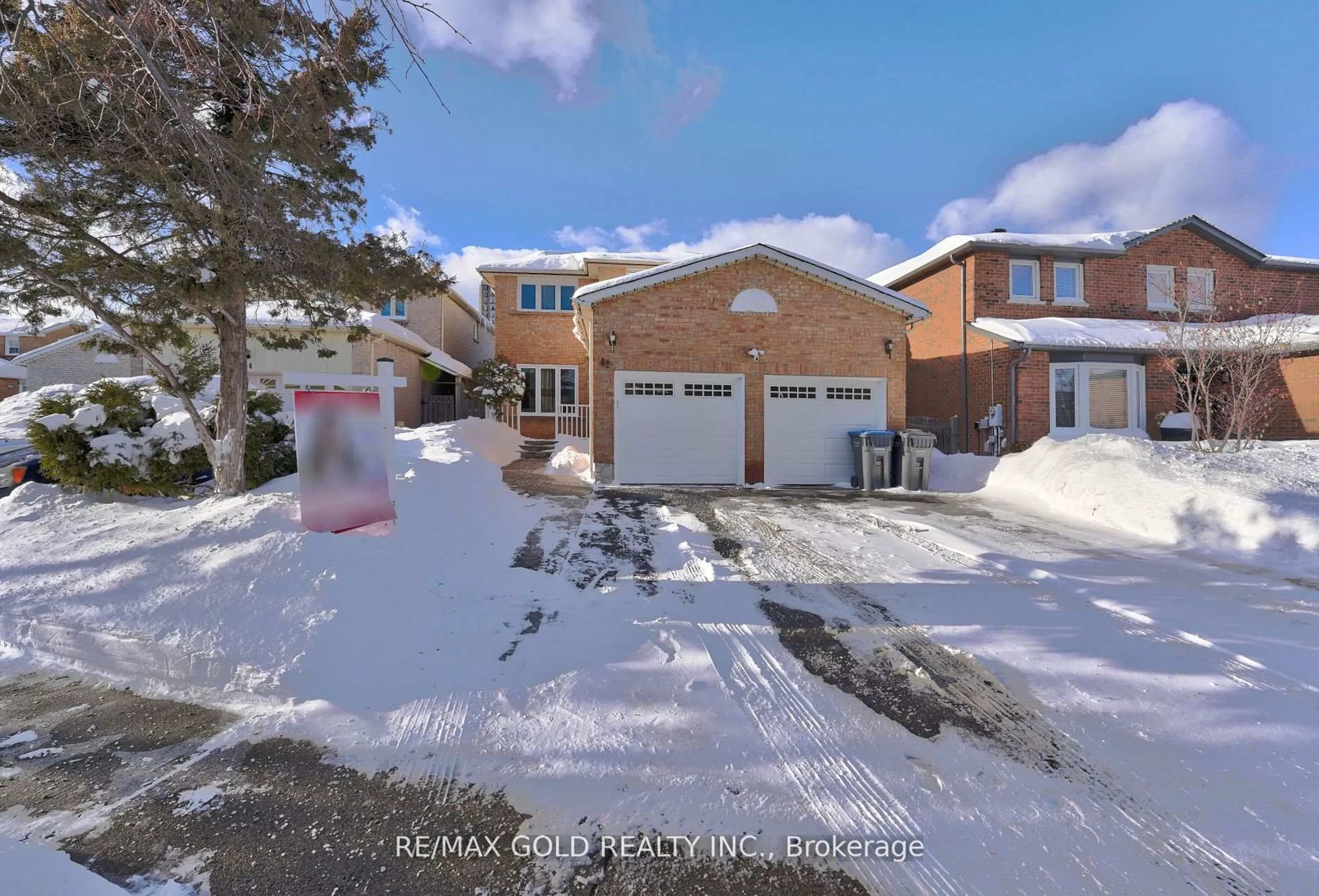 A pic from outside/outdoor area/front of a property/back of a property/a pic from drone, street for 42 Blackmere Circ, Brampton Ontario L6W 4B5