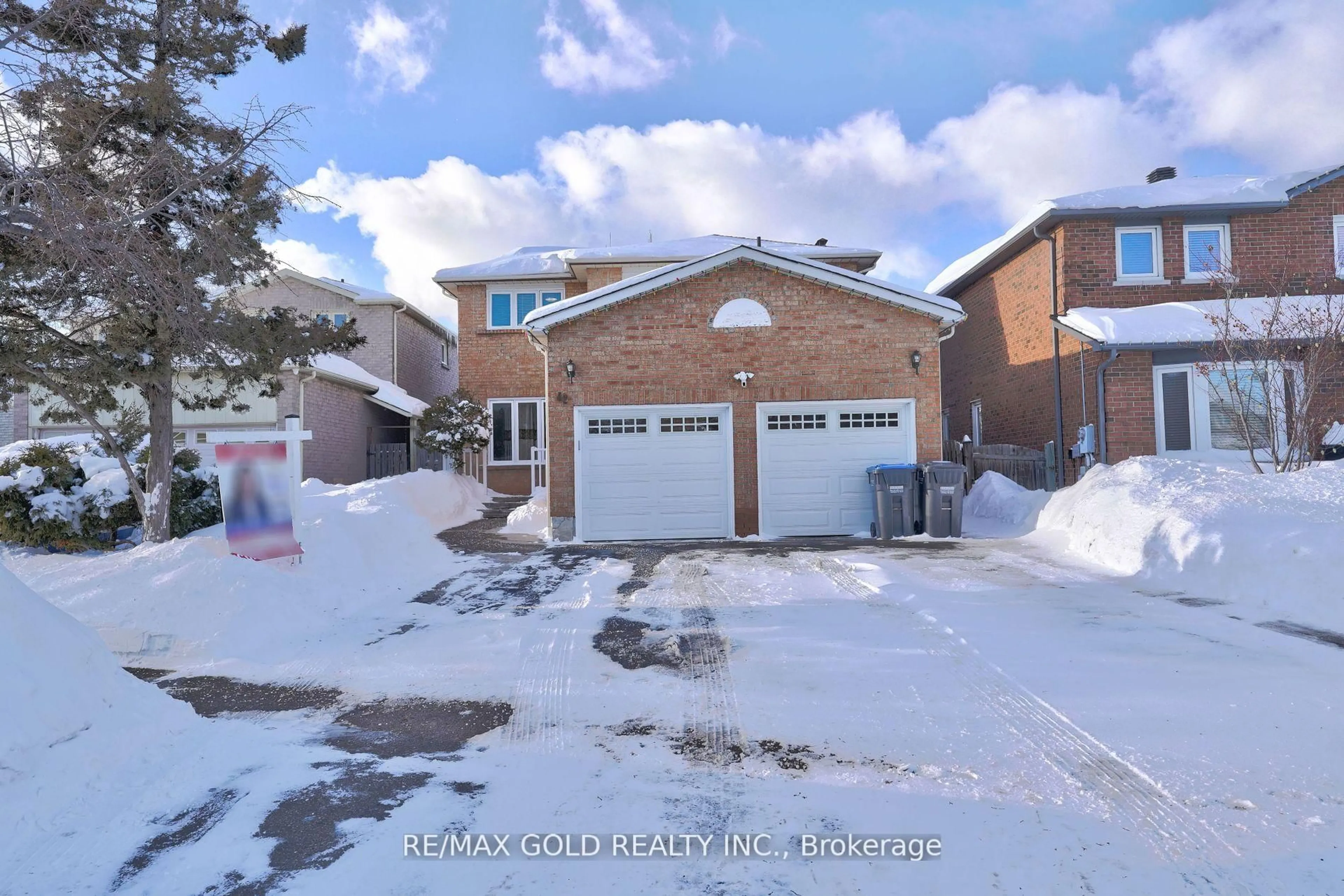 A pic from outside/outdoor area/front of a property/back of a property/a pic from drone, street for 42 Blackmere Circ, Brampton Ontario L6W 4B5