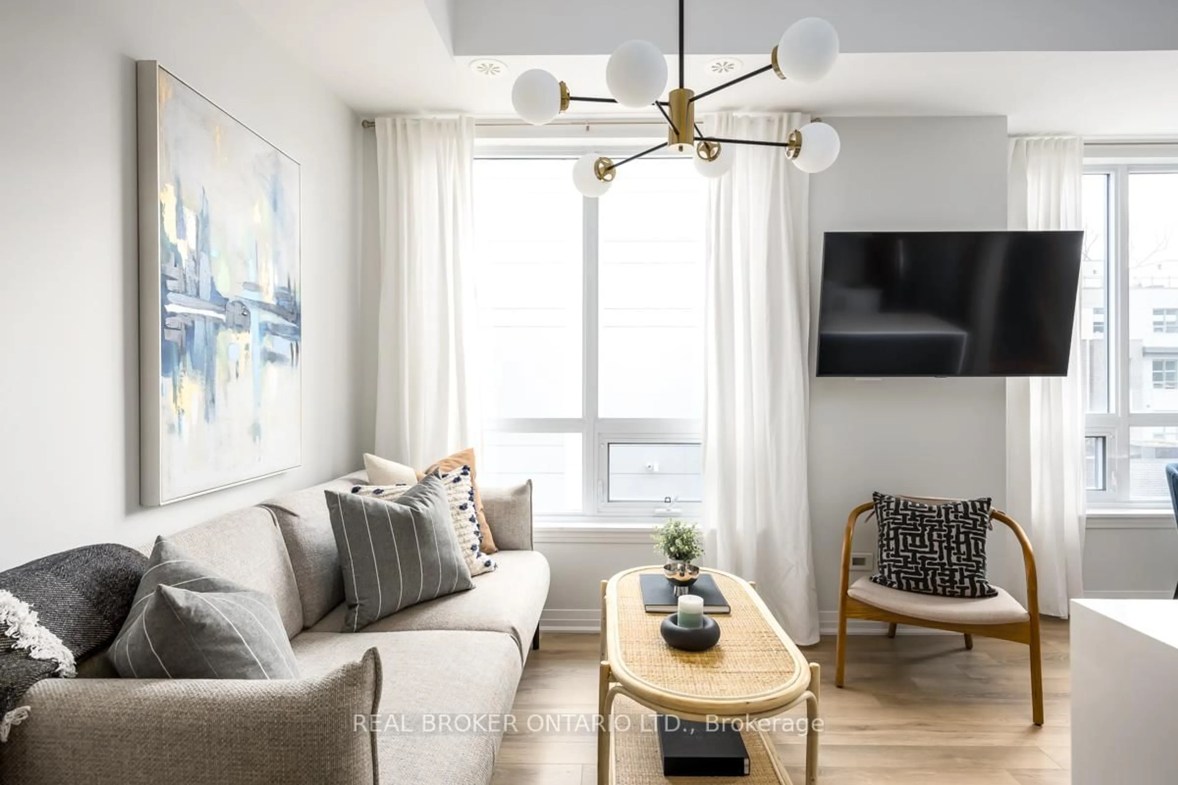Living room with furniture, wood/laminate floor for 1238 Cawthra Rd #20, Mississauga Ontario L5G 0B6