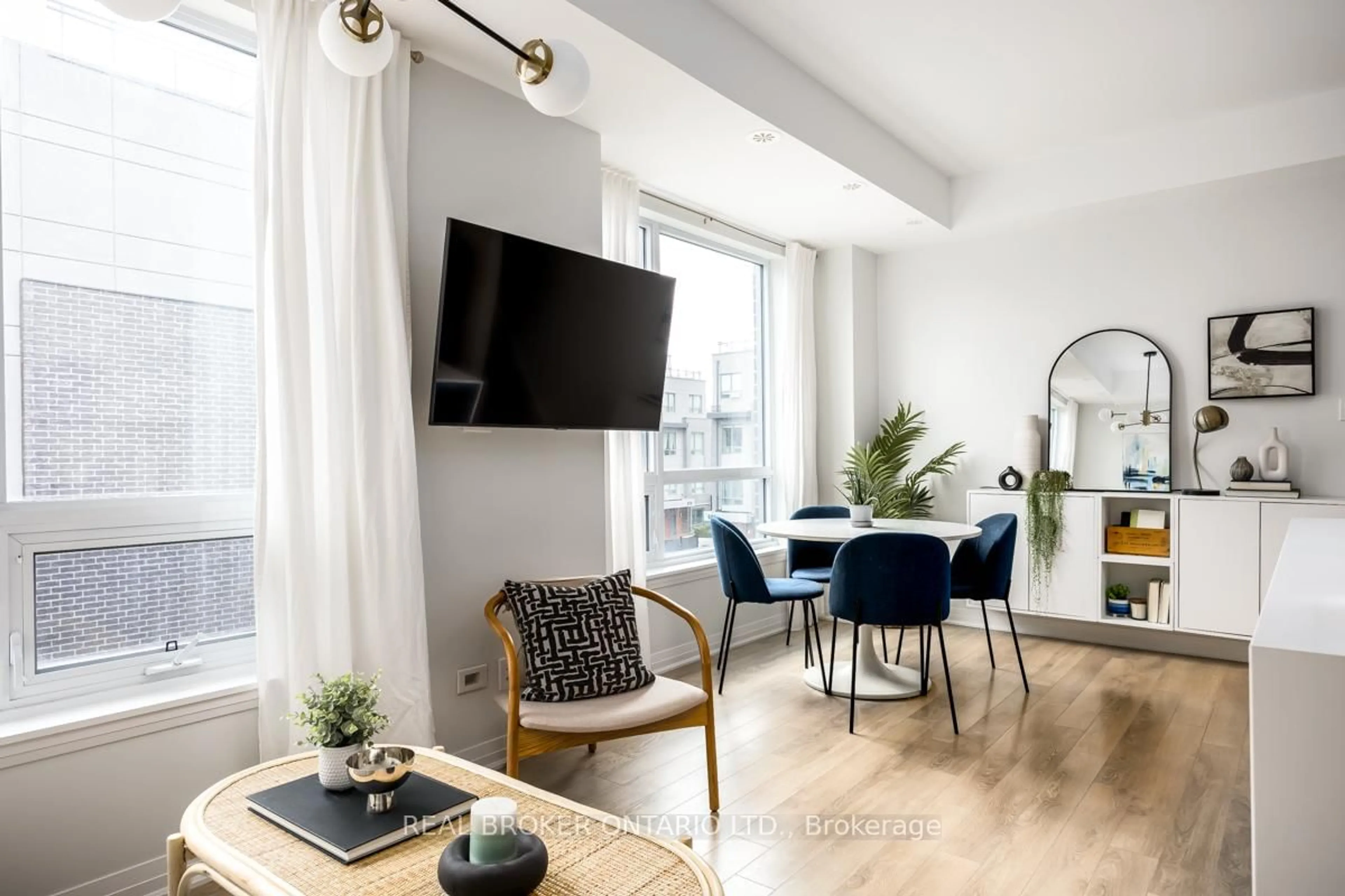 Living room with furniture, unknown for 1238 Cawthra Rd #20, Mississauga Ontario L5G 0B6
