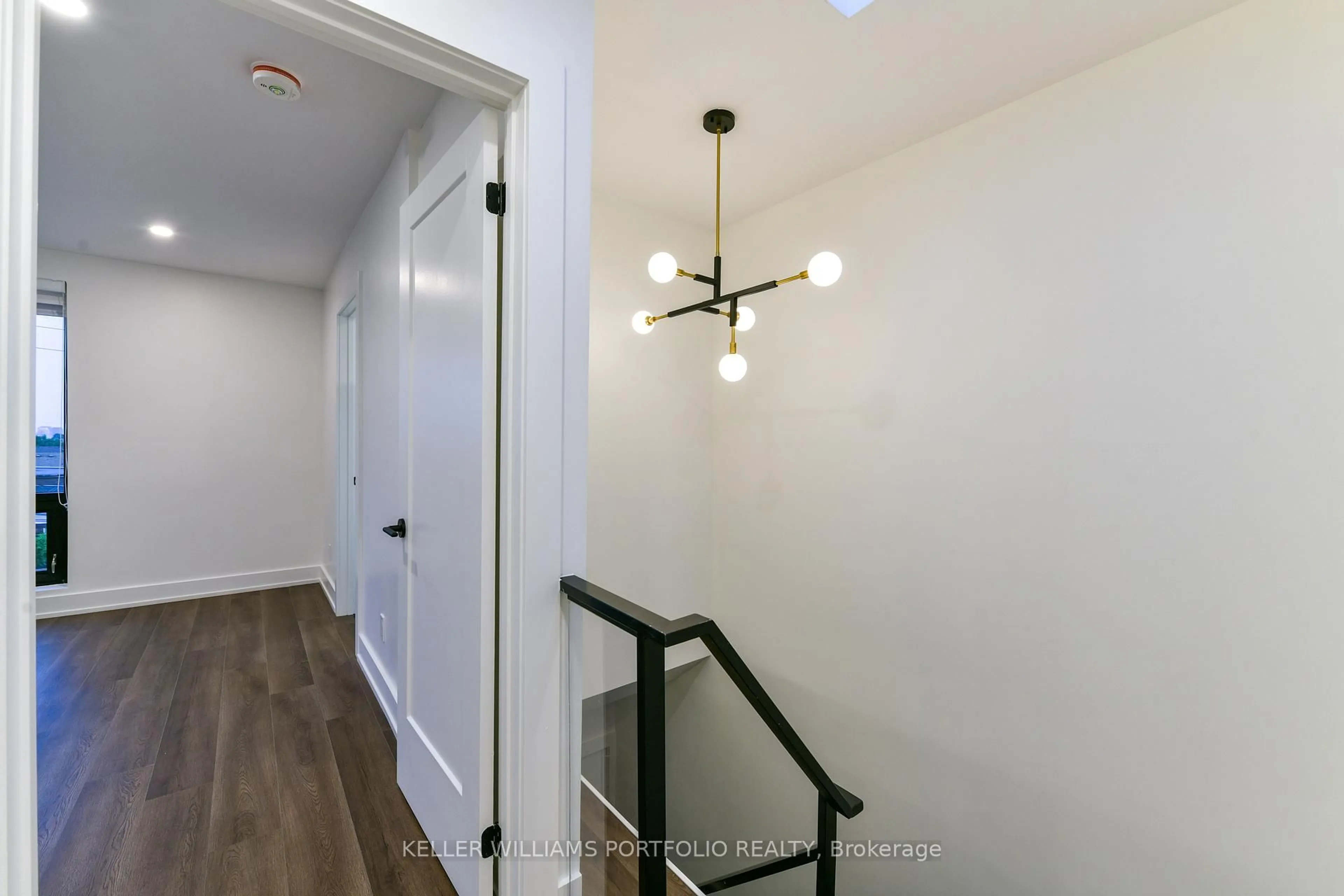 Indoor entryway for 1250 Davenport Rd, Toronto Ontario M6H 2G9