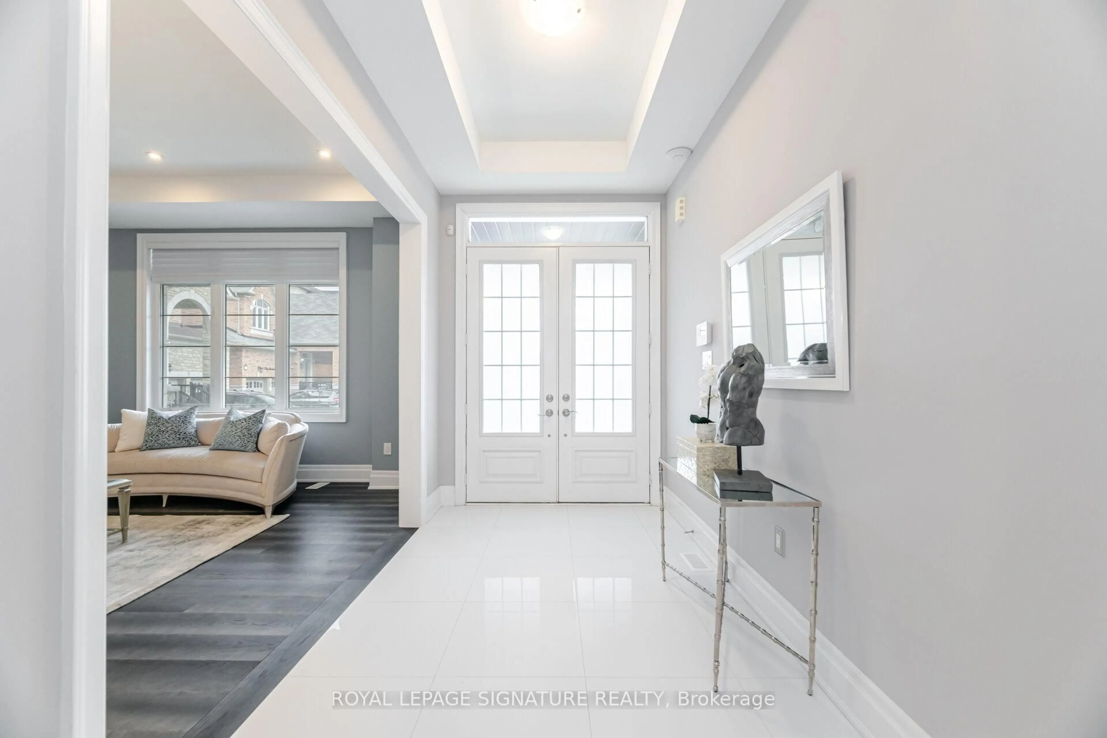 Indoor entryway for 404 Ellen Davidson Dr, Oakville Ontario L6M 0Y7
