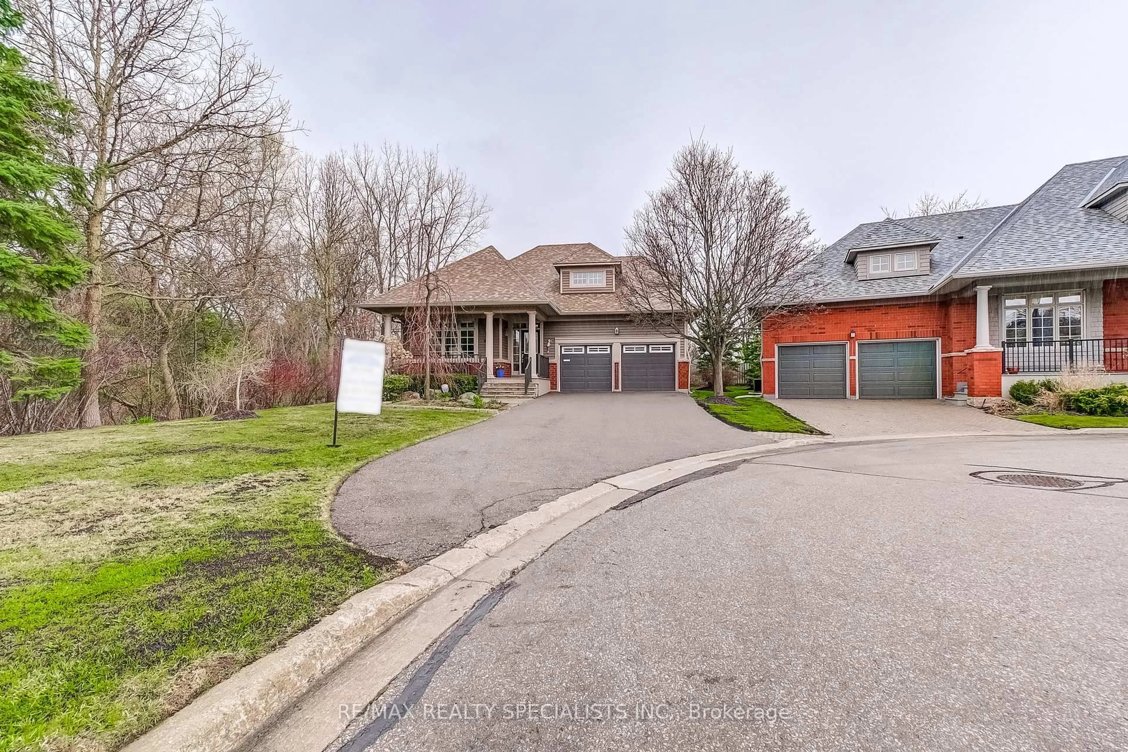 A pic from outside/outdoor area/front of a property/back of a property/a pic from drone, street for 2130 Dickson Rd #13, Mississauga Ontario L5B 1M6
