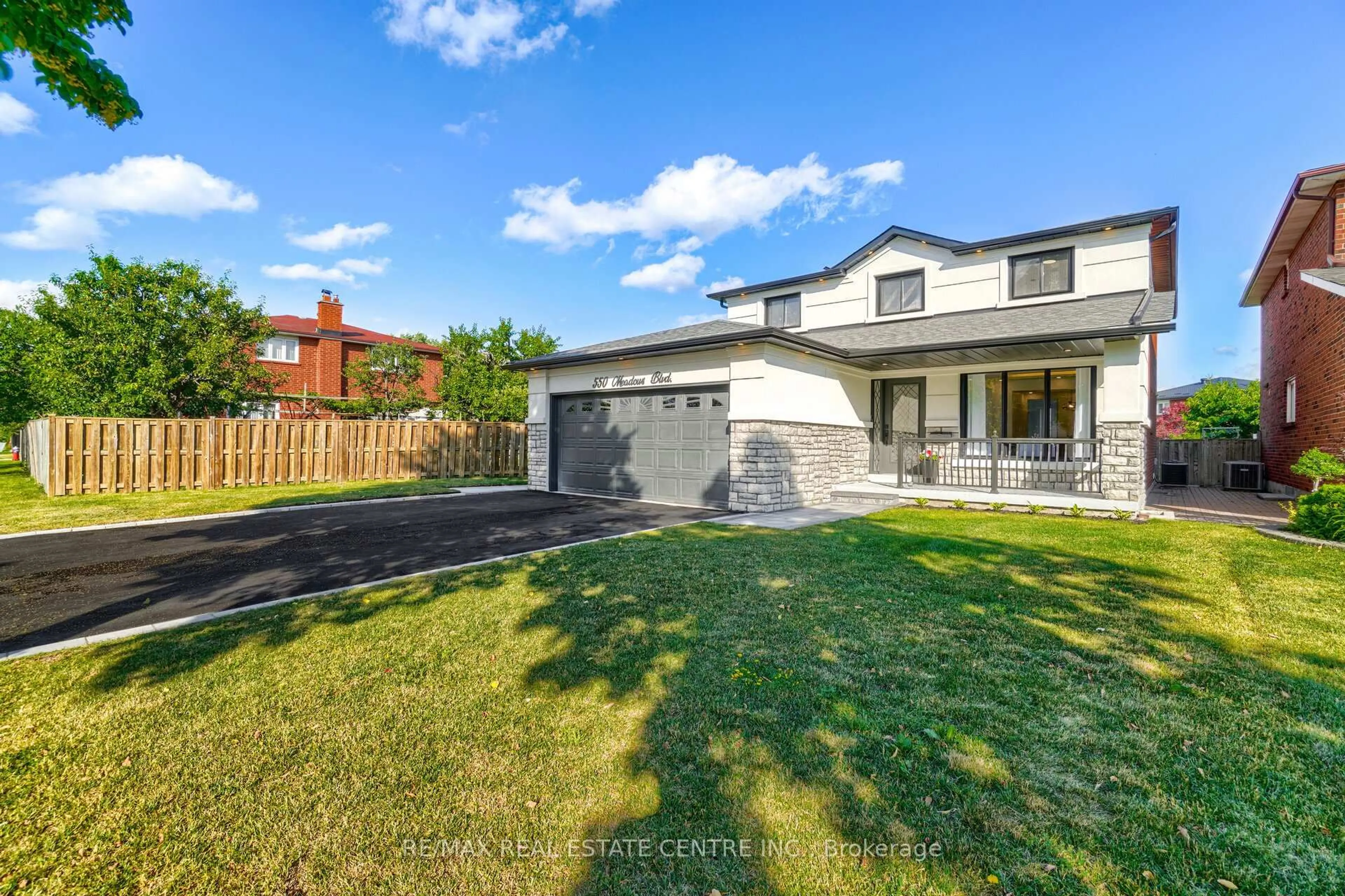 A pic from outside/outdoor area/front of a property/back of a property/a pic from drone, street for 550 Meadows Blvd, Mississauga Ontario L4Z 1G6