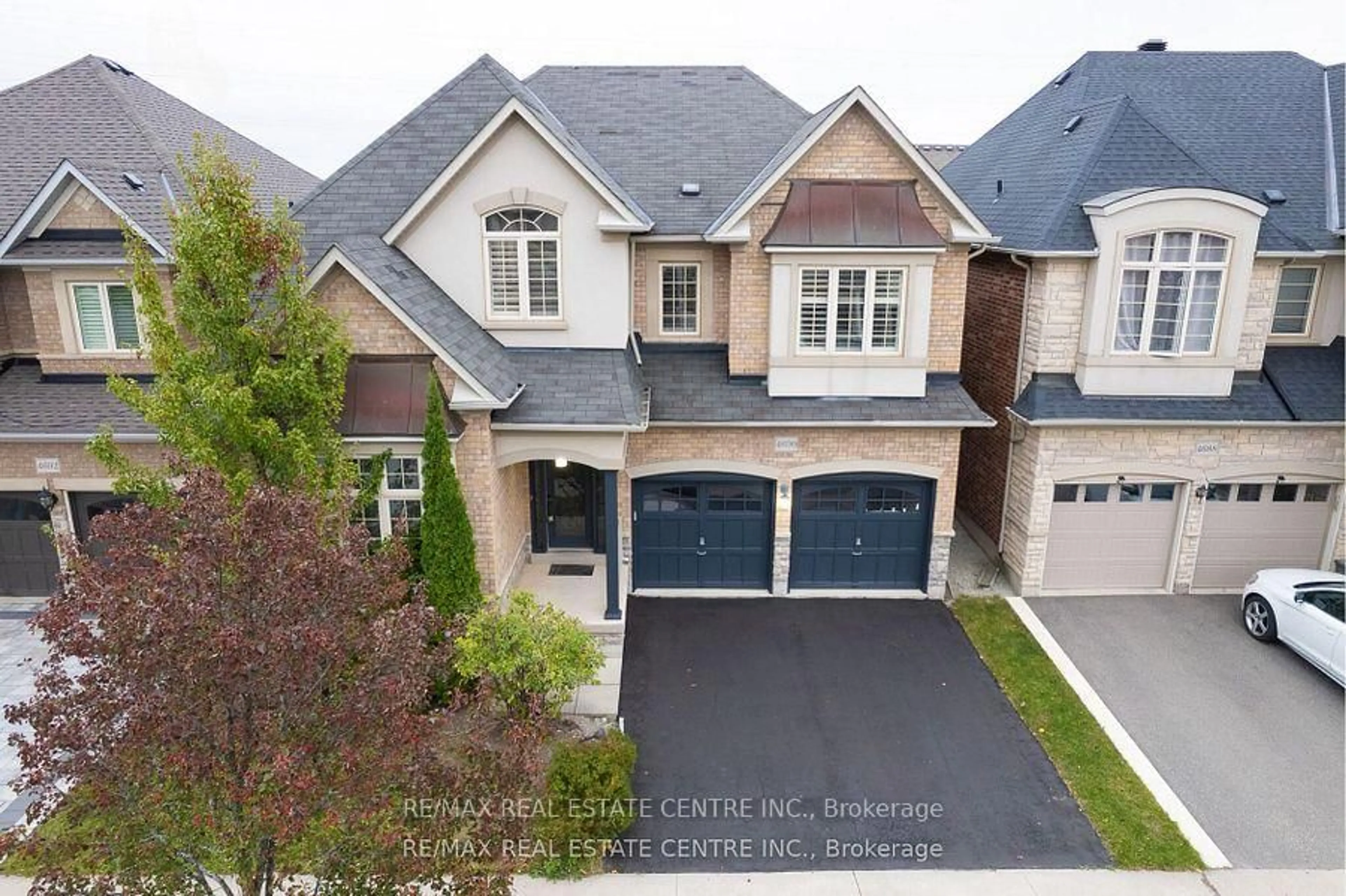 A pic from outside/outdoor area/front of a property/back of a property/a pic from drone, street for 4690 Huffman Rd, Burlington Ontario L7M 0G6