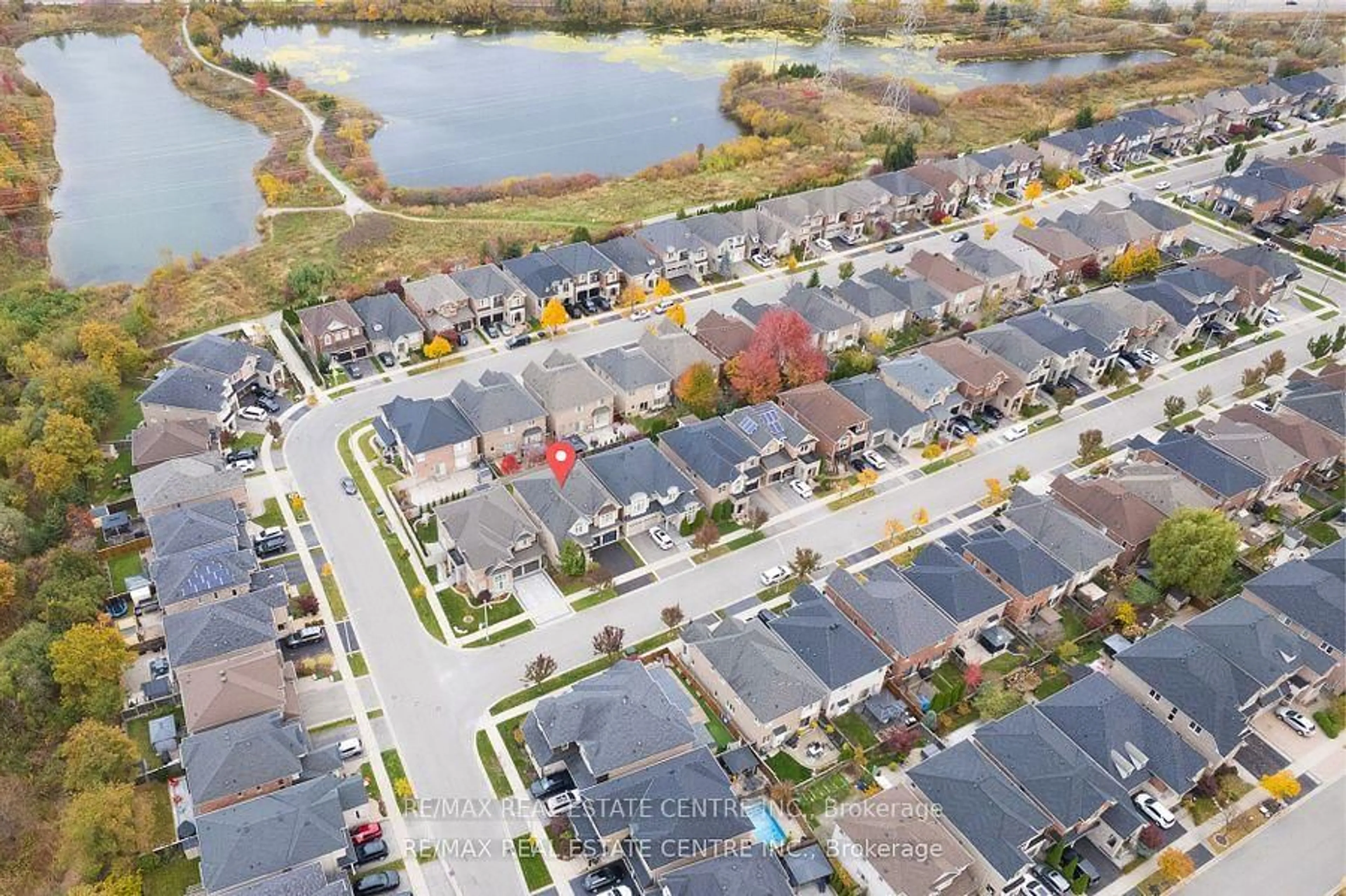 A pic from outside/outdoor area/front of a property/back of a property/a pic from drone, street for 4690 Huffman Rd, Burlington Ontario L7M 0G6