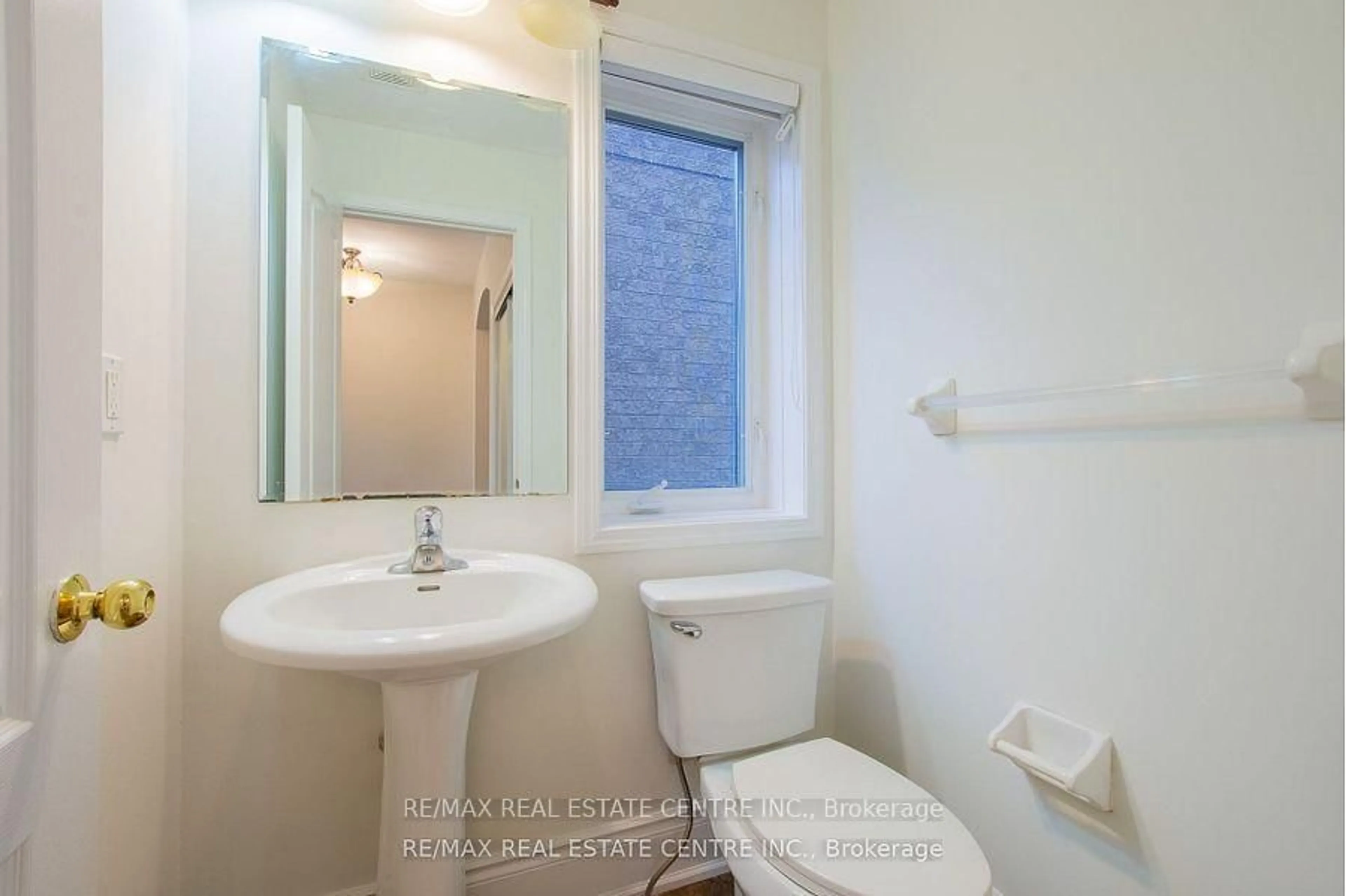 Standard bathroom, ceramic/tile floor for 4690 Huffman Rd, Burlington Ontario L7M 0G6