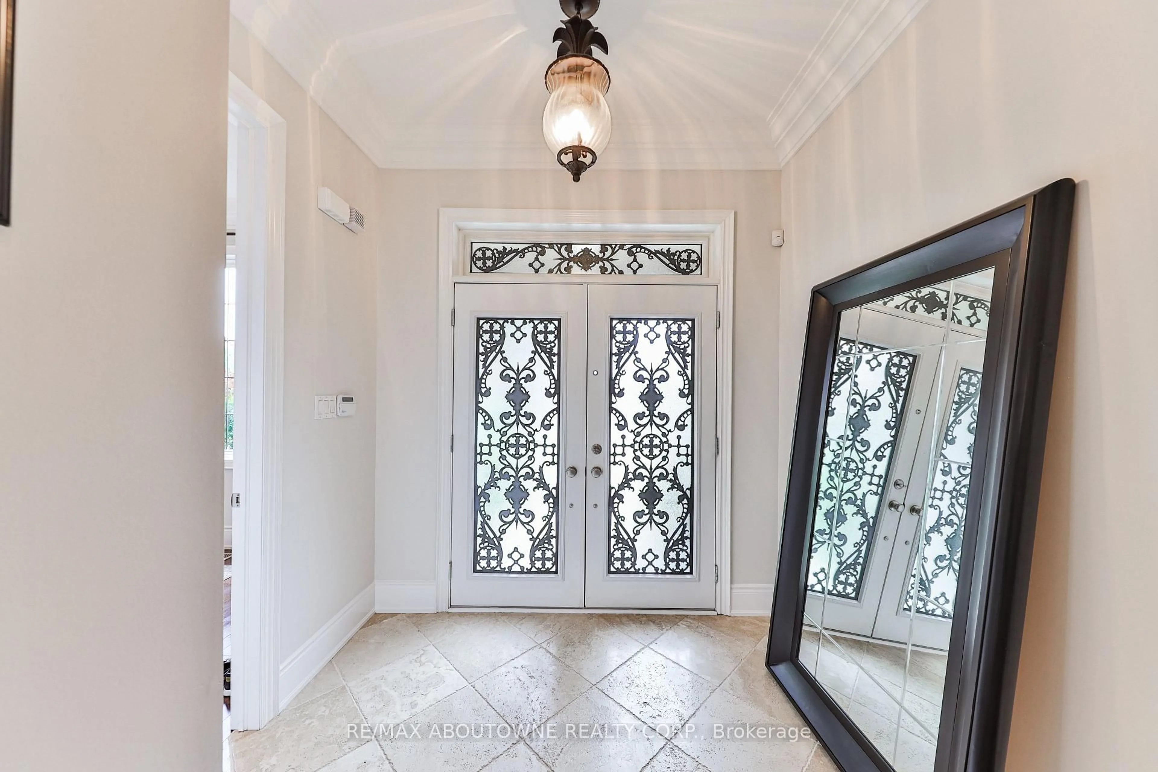 Indoor entryway for 526 Hidden Tr, Oakville Ontario L6M 0N3