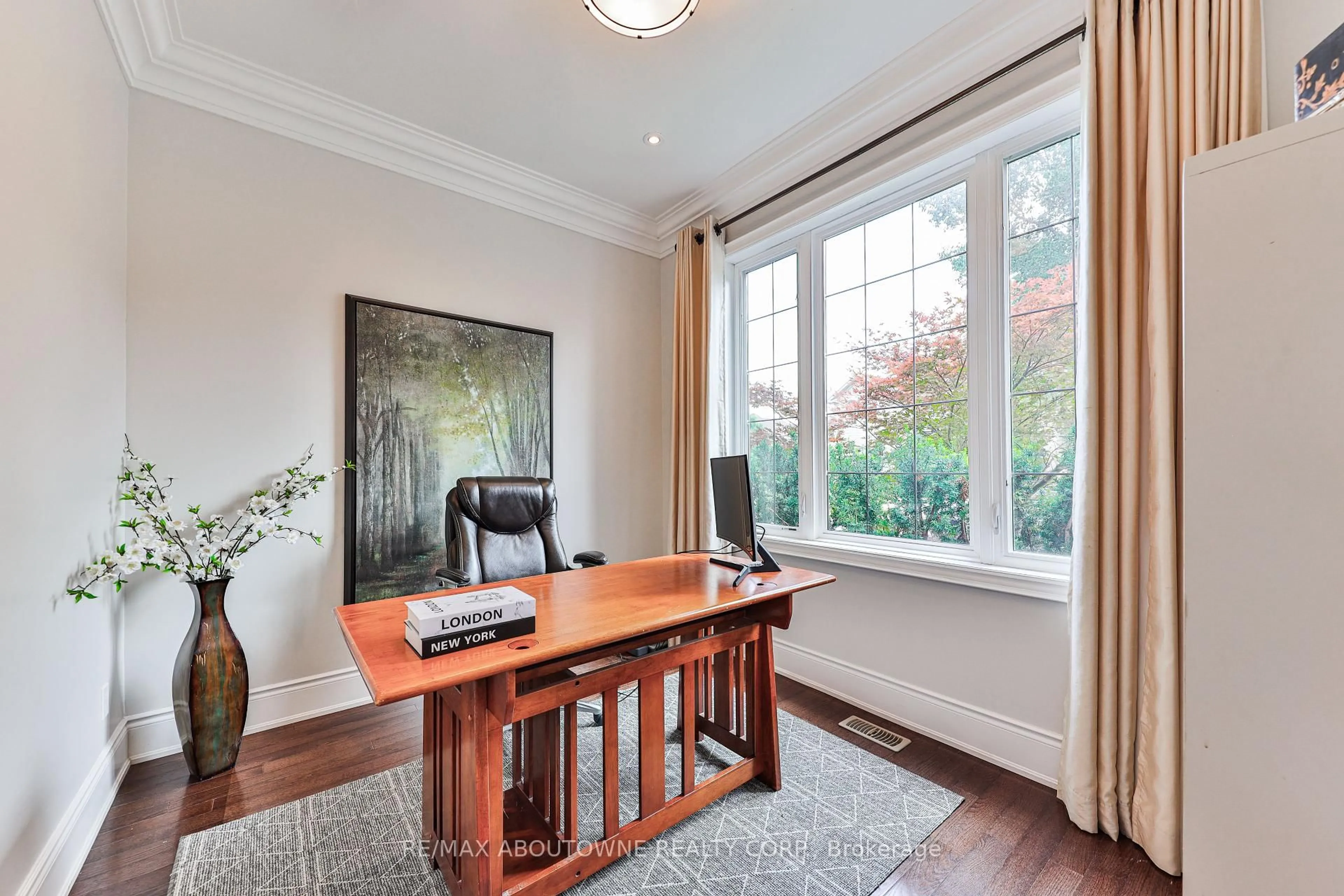 A pic of a room for 526 Hidden Tr, Oakville Ontario L6M 0N3