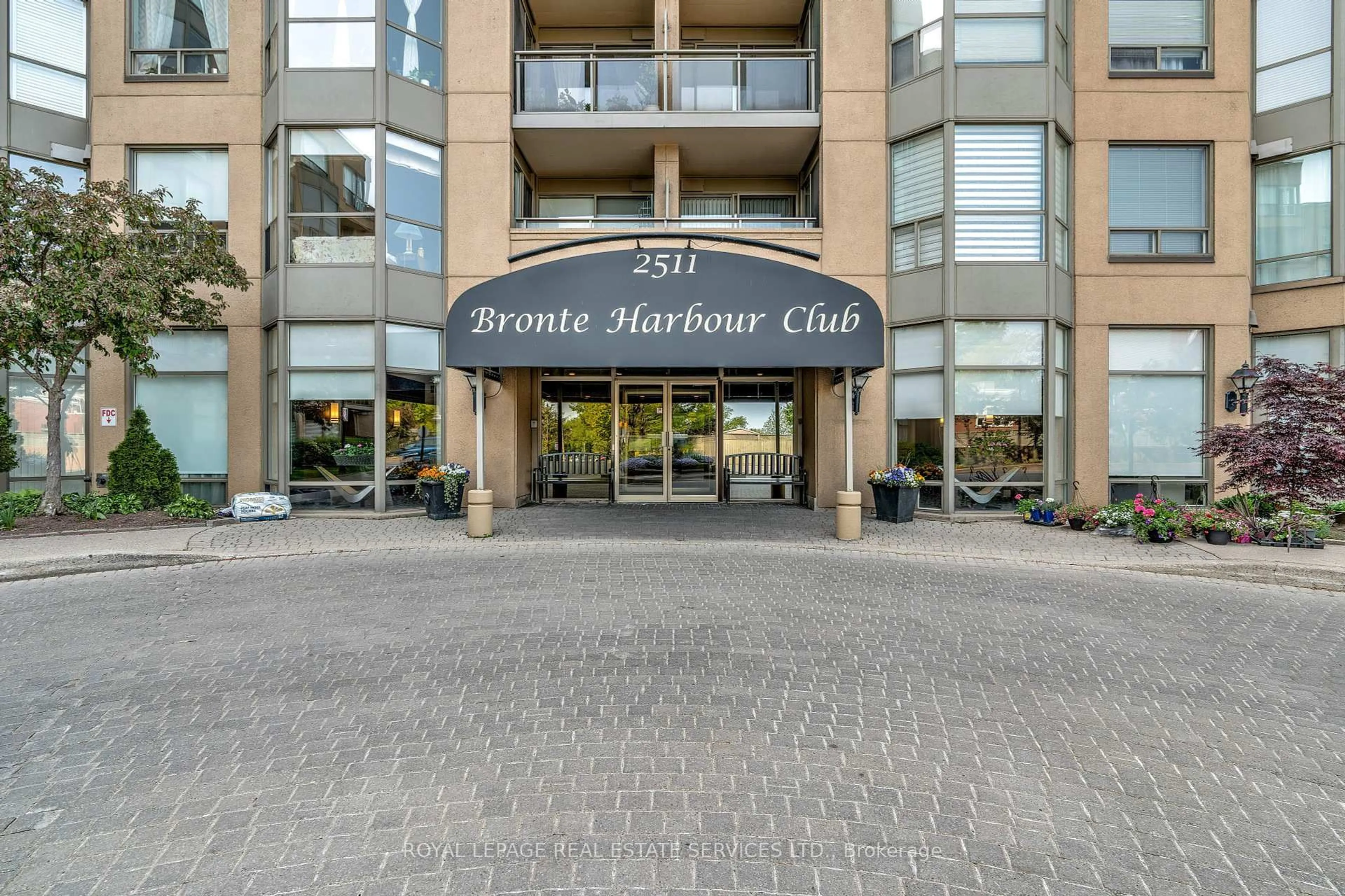 Indoor foyer for 2511 Lakeshore Rd #214, Oakville Ontario L6L 6L9