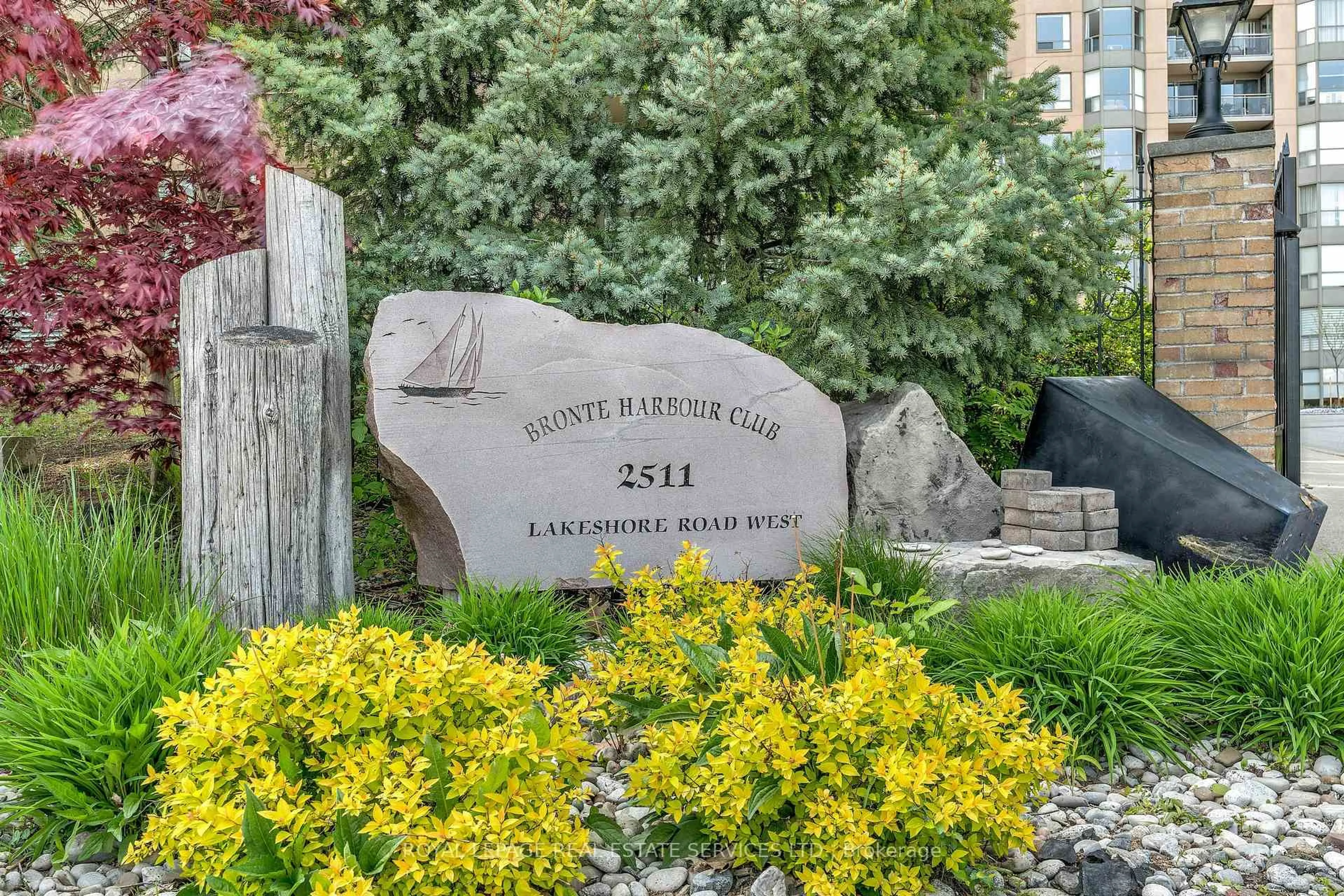 Indoor entryway for 2511 Lakeshore Rd #214, Oakville Ontario L6L 6L9