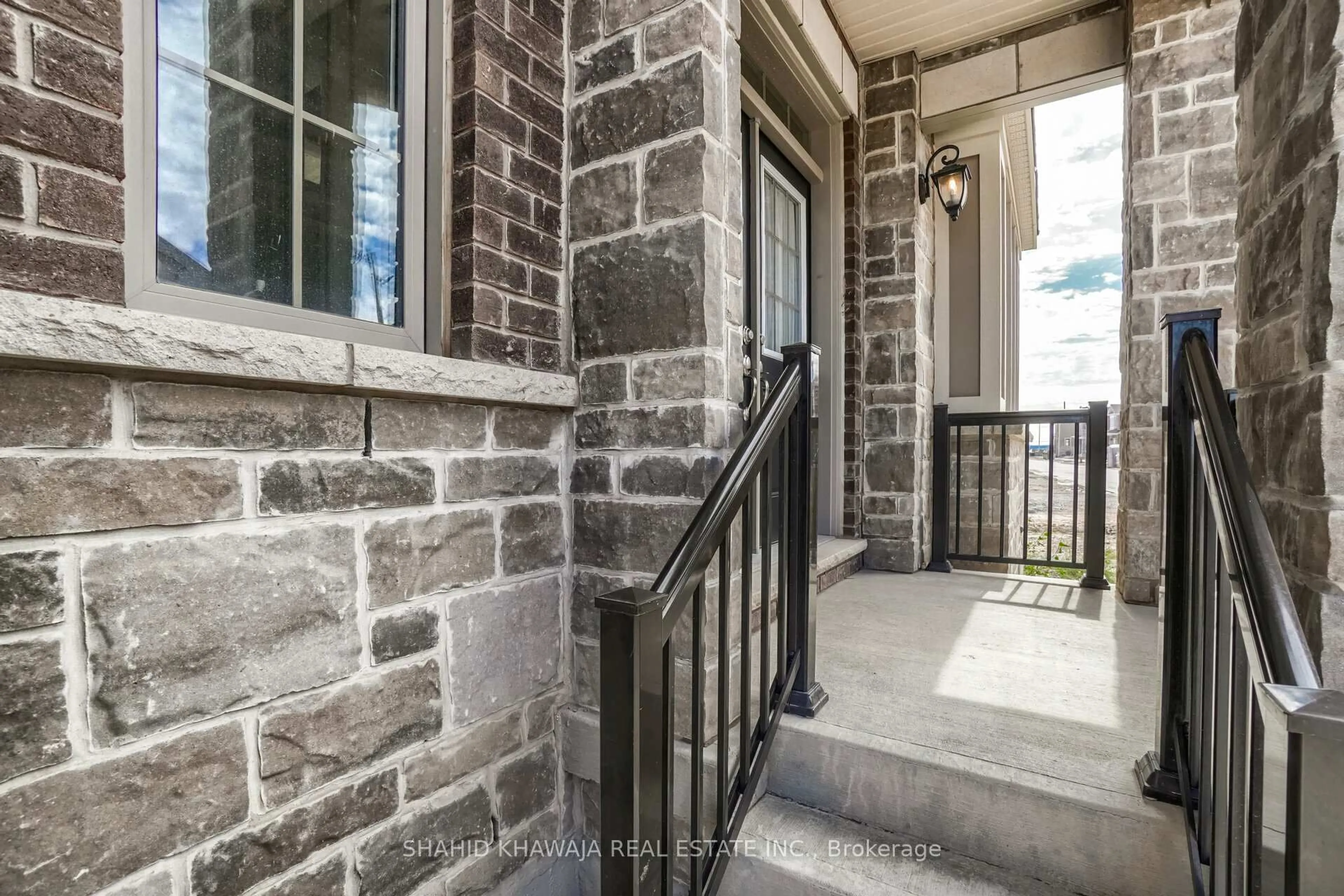 Indoor entryway for 1350 Lobelia Cres, Milton Ontario L9E 1X5
