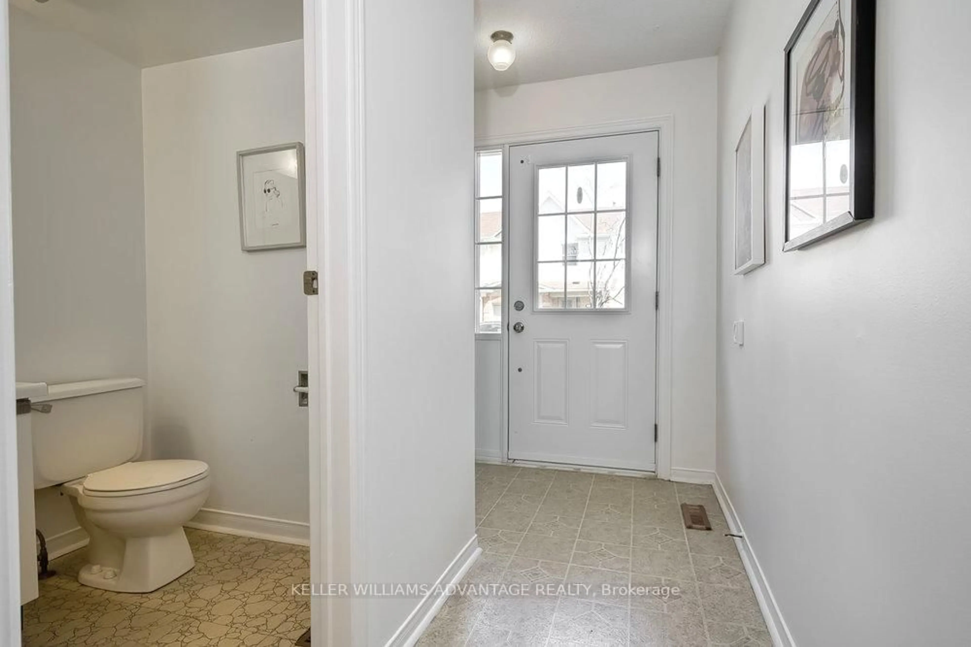 Indoor entryway for 2355 Fifth Line #6, Mississauga Ontario L5K 2M8