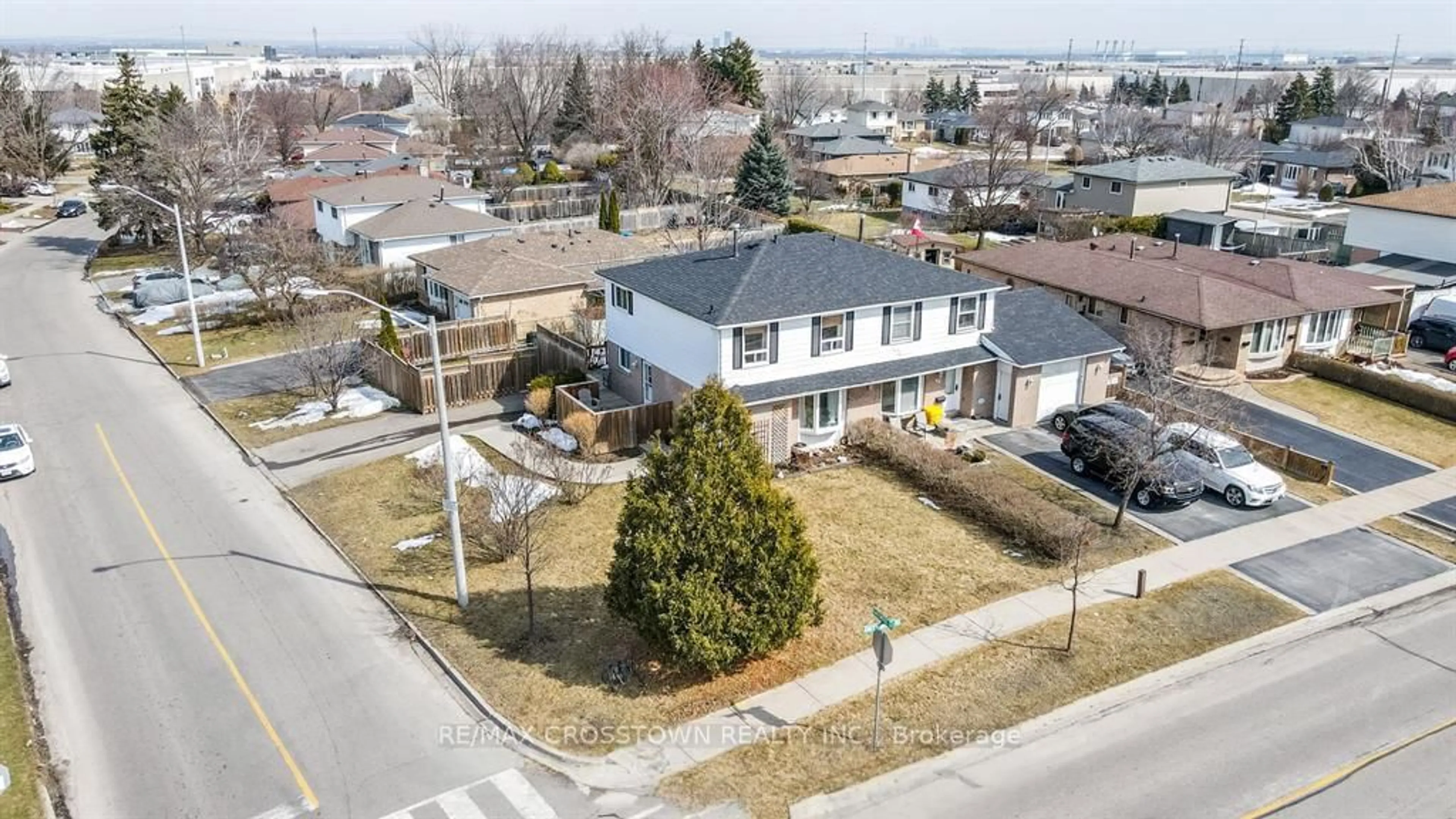 A pic from outside/outdoor area/front of a property/back of a property/a pic from drone, street for 2 Gatewood Dr, Brampton Ontario L6S 1Y9