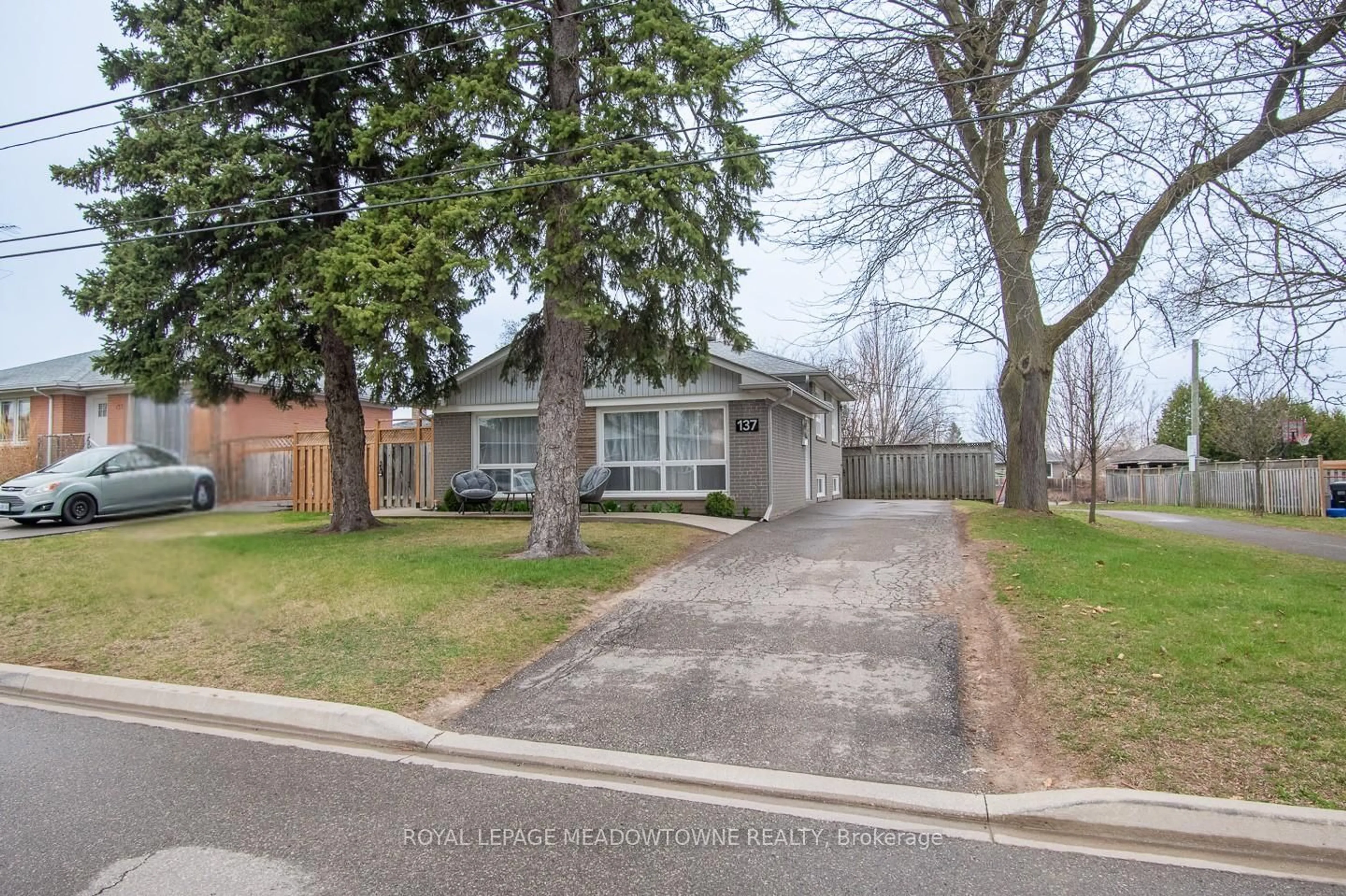 A pic from outside/outdoor area/front of a property/back of a property/a pic from drone, street for 137 Wakefield Rd, Milton Ontario L9T 2L7