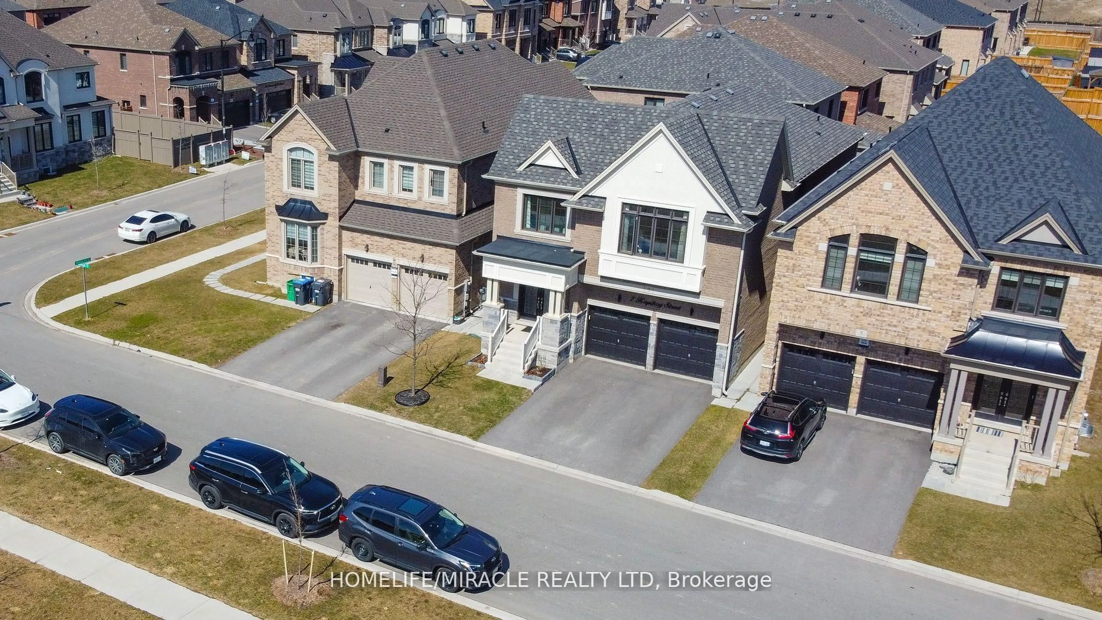 A pic from outside/outdoor area/front of a property/back of a property/a pic from drone, street for 7 Kapikog St, Brampton Ontario L6Y 6J6