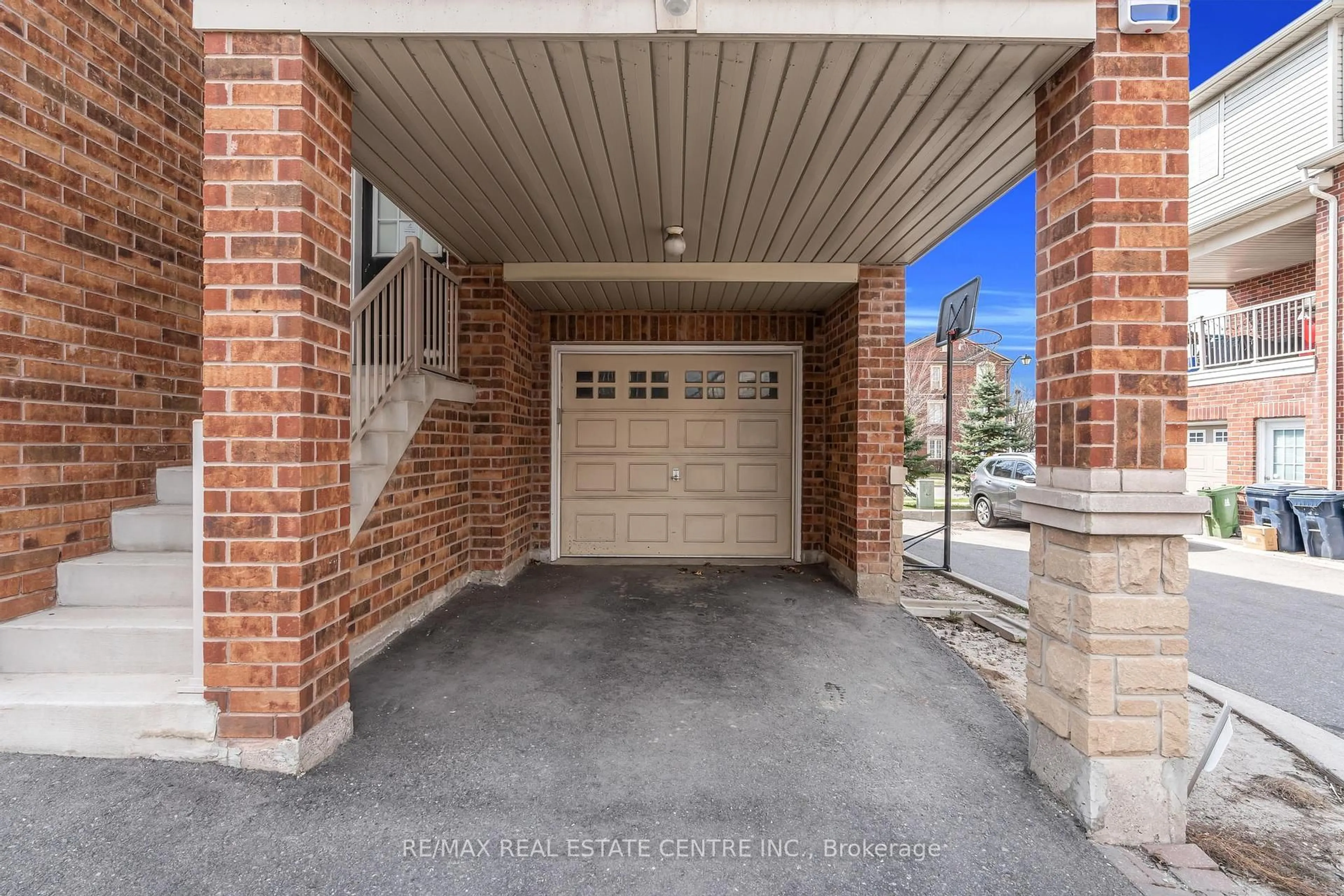 Indoor entryway for 54 Judy Sgro Ave, Toronto Ontario M3L 0E4