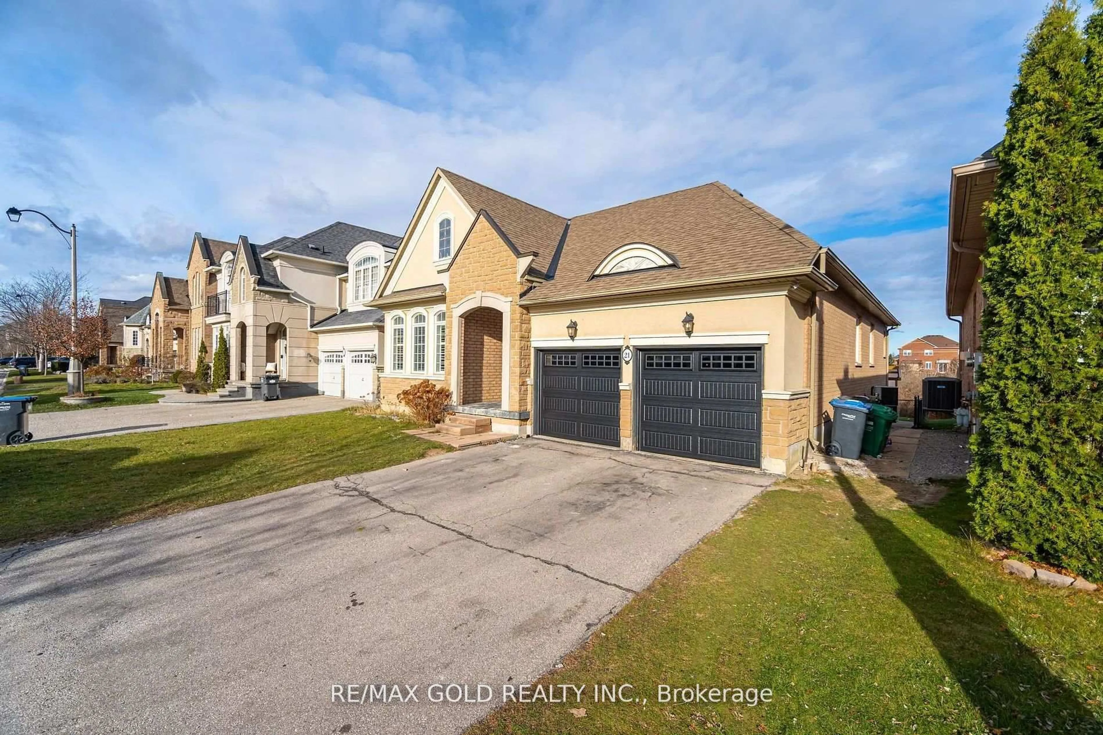 A pic from outside/outdoor area/front of a property/back of a property/a pic from drone, street for 21 Eaglesprings Cres, Brampton Ontario L6P 2V8