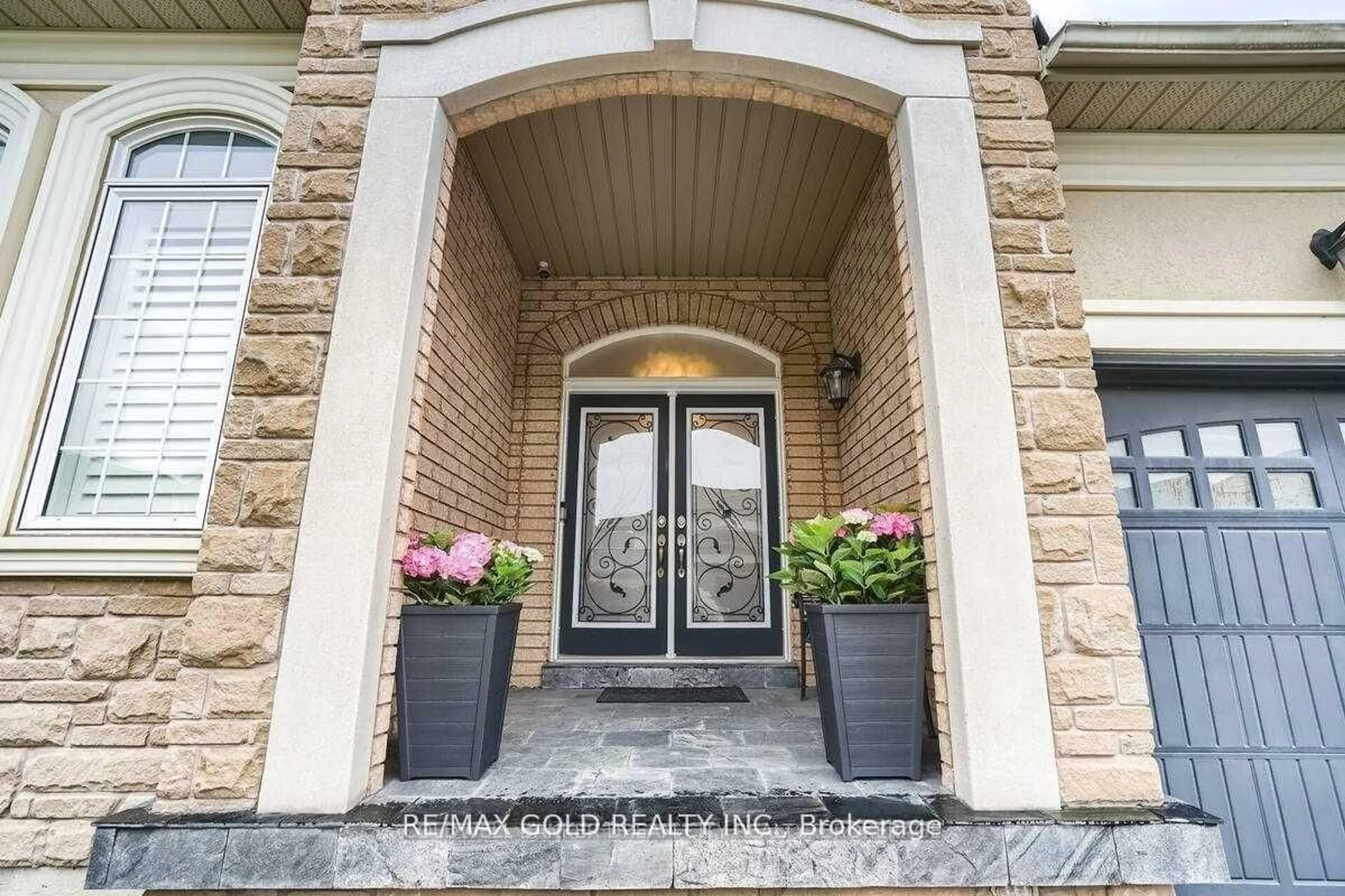 Indoor entryway for 21 Eaglesprings Cres, Brampton Ontario L6P 2V8