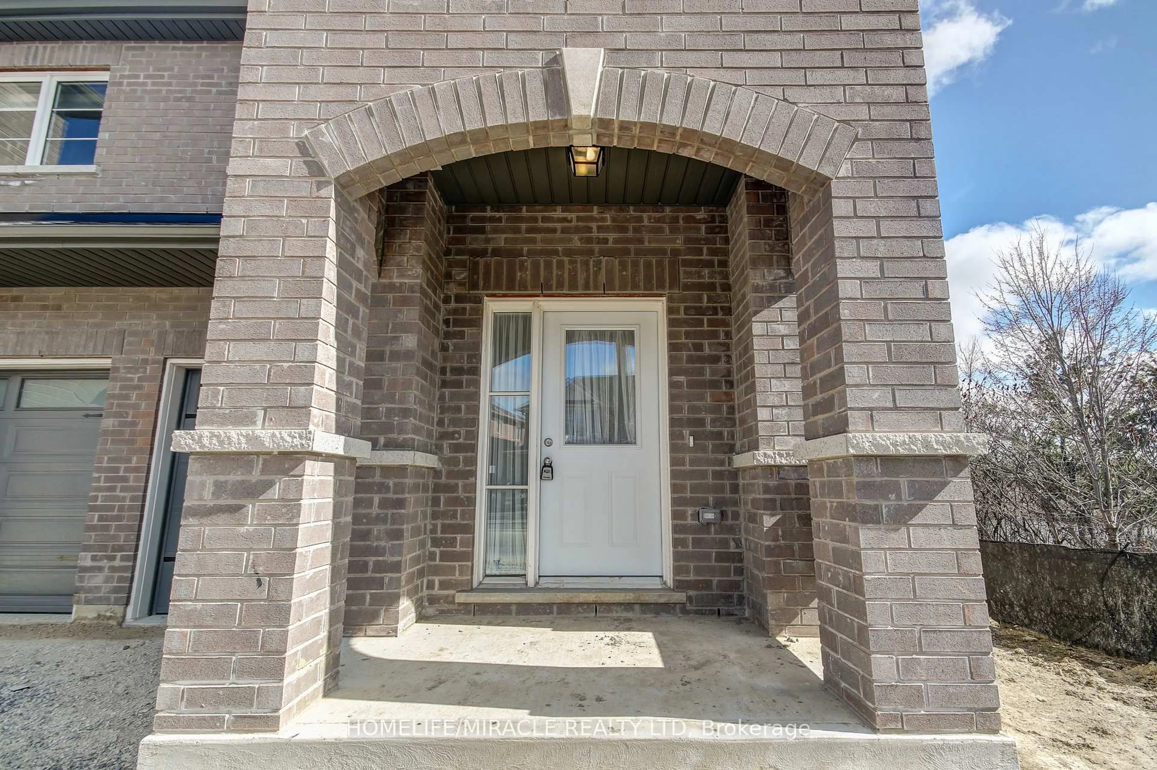 Indoor entryway for 28 Yvonne Dr, Brampton Ontario L7A 3N7