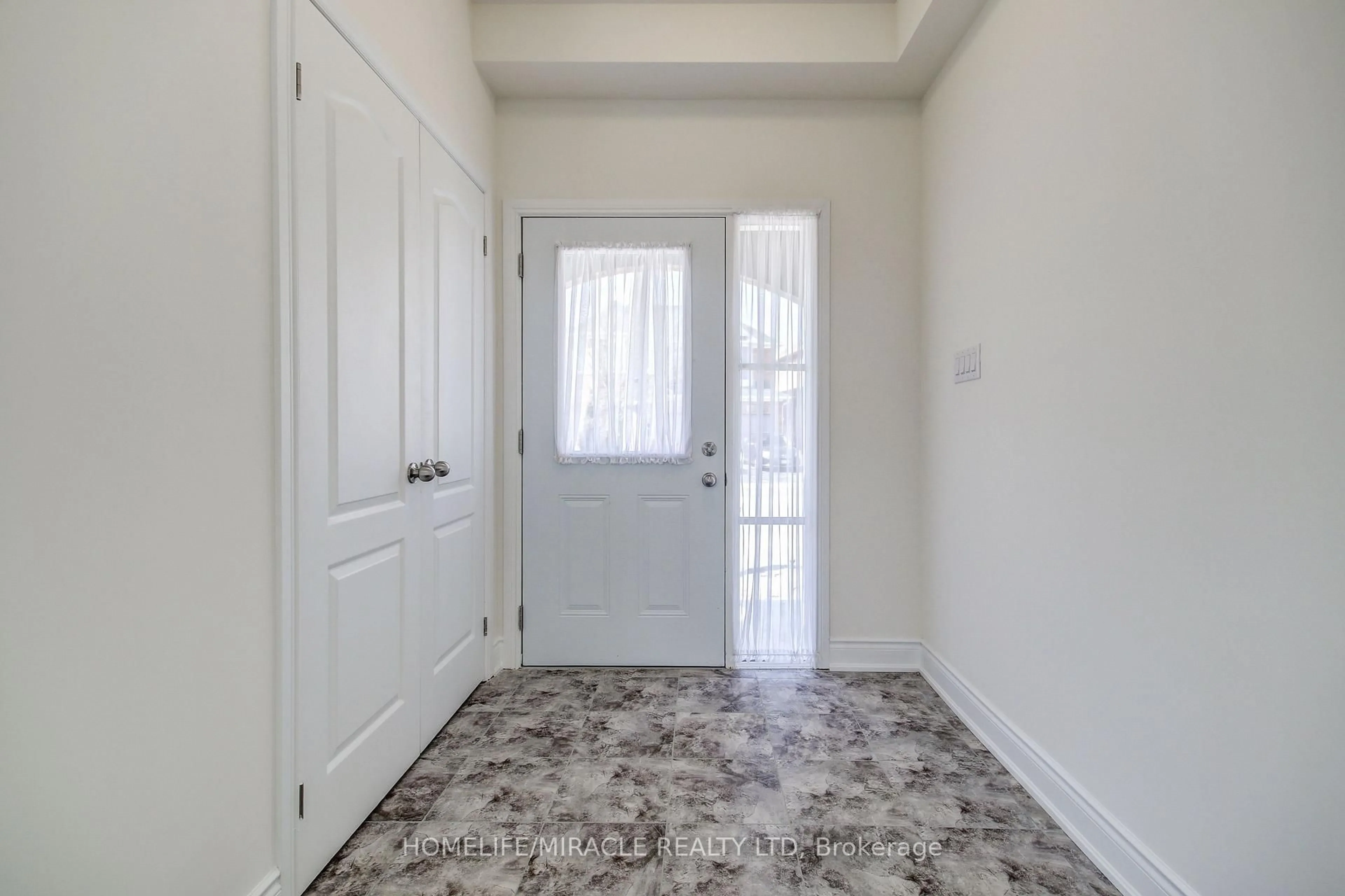 Indoor entryway for 28 Yvonne Dr, Brampton Ontario L7A 3N7
