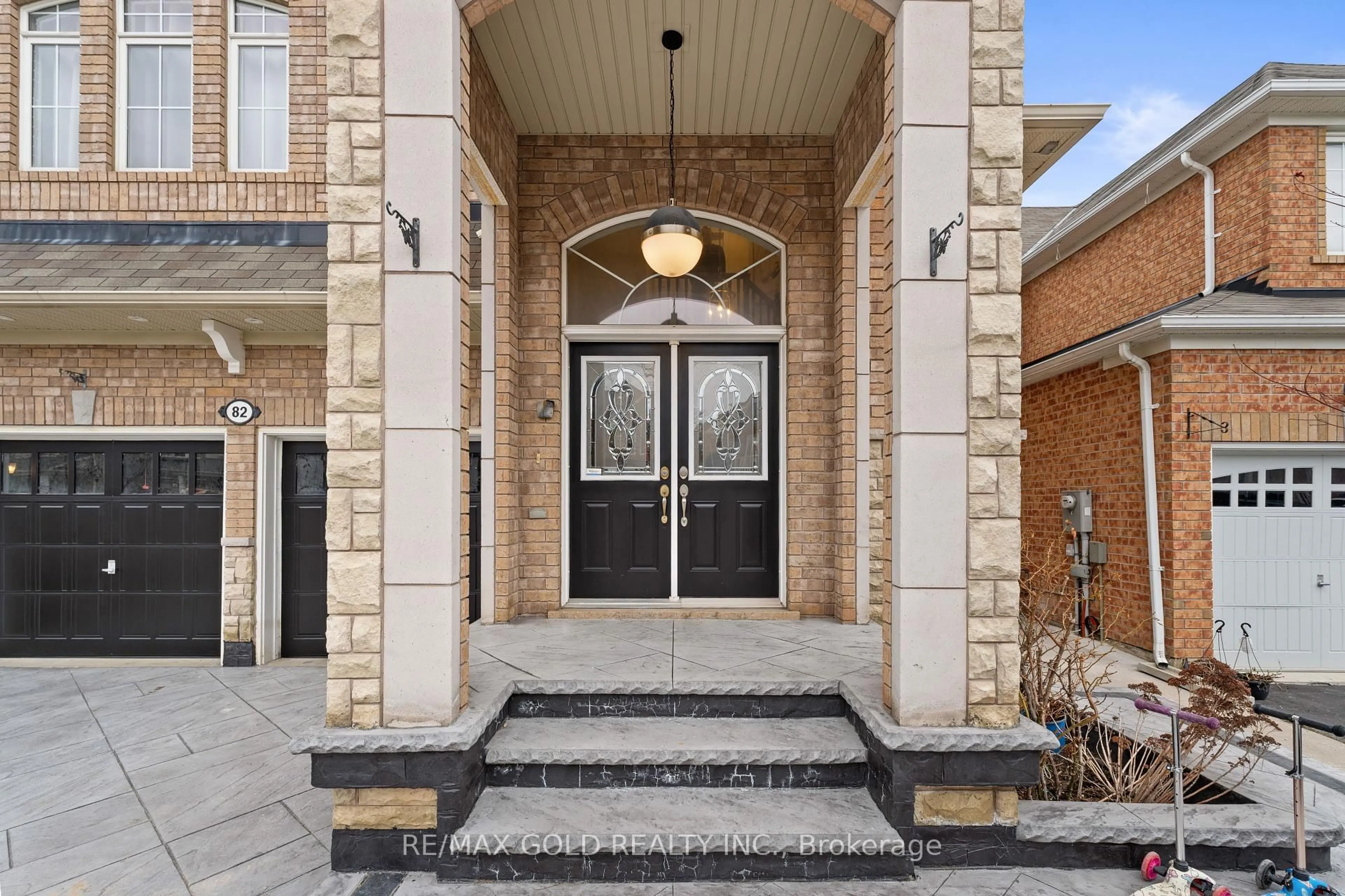 Indoor entryway for 82 Seascape Cres, Brampton Ontario L6P 3C6