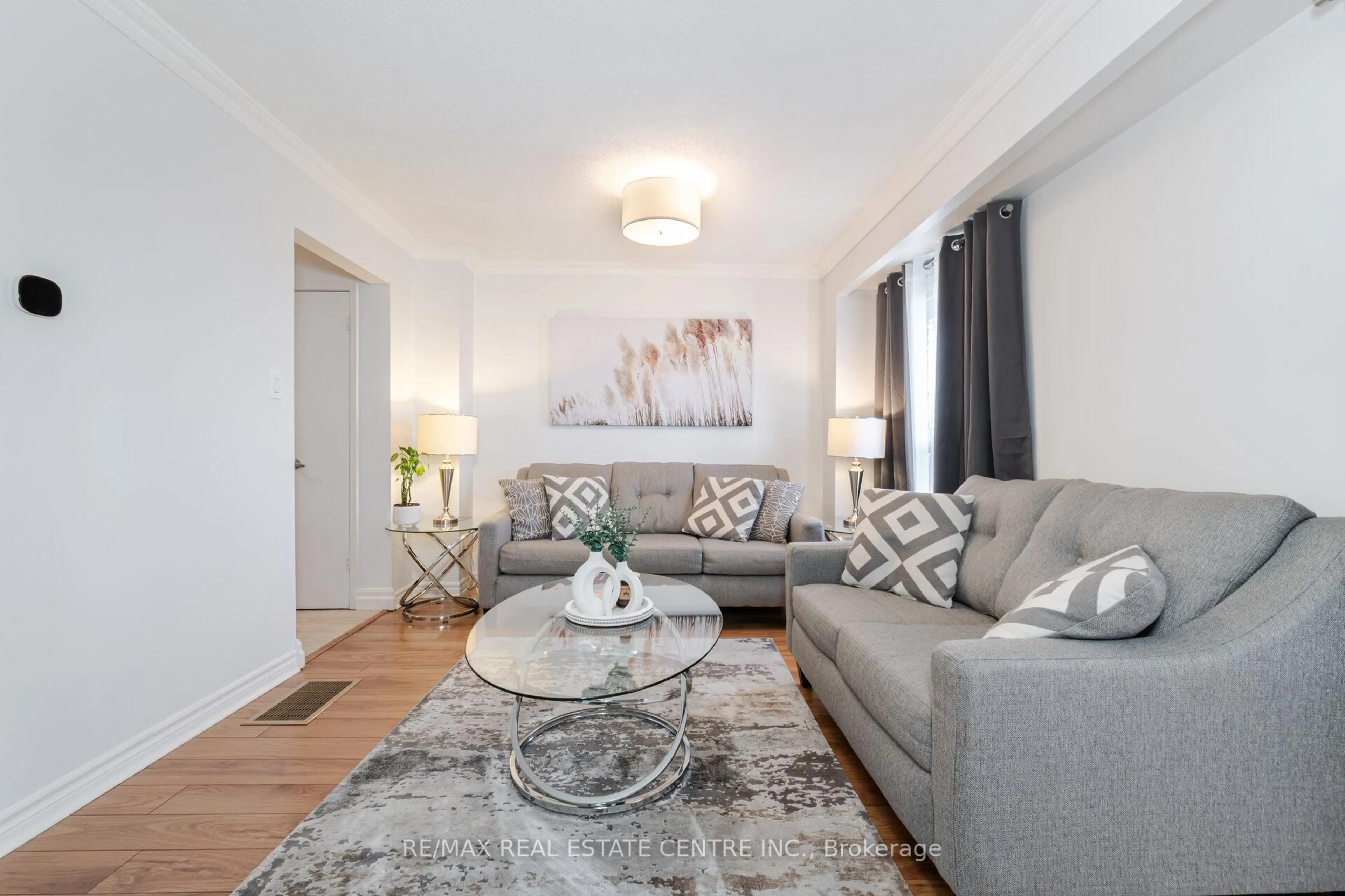 Living room with furniture, unknown for 33 Dawson Cres, Brampton Ontario L6V 3M5