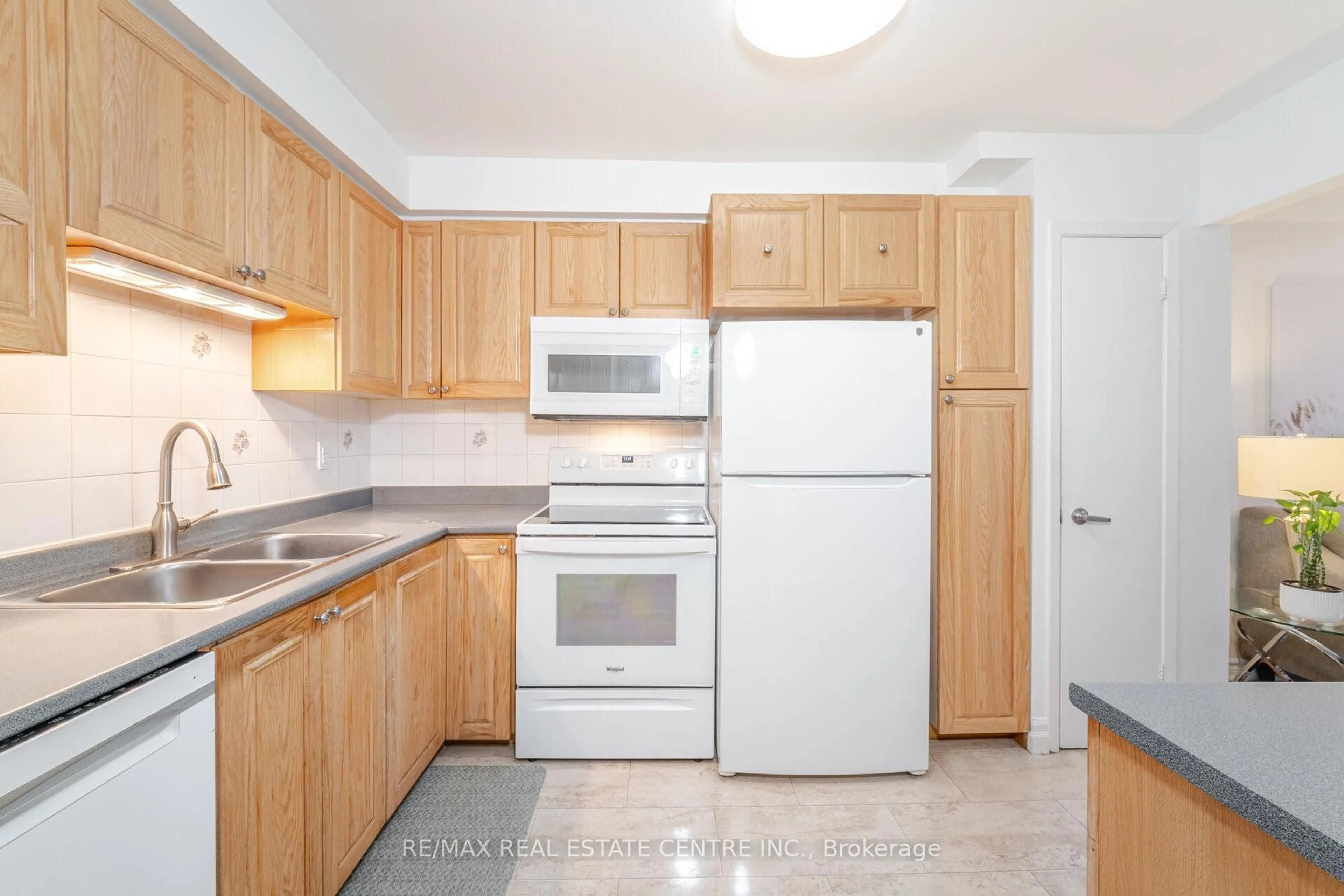 Standard kitchen, unknown for 33 Dawson Cres, Brampton Ontario L6V 3M5