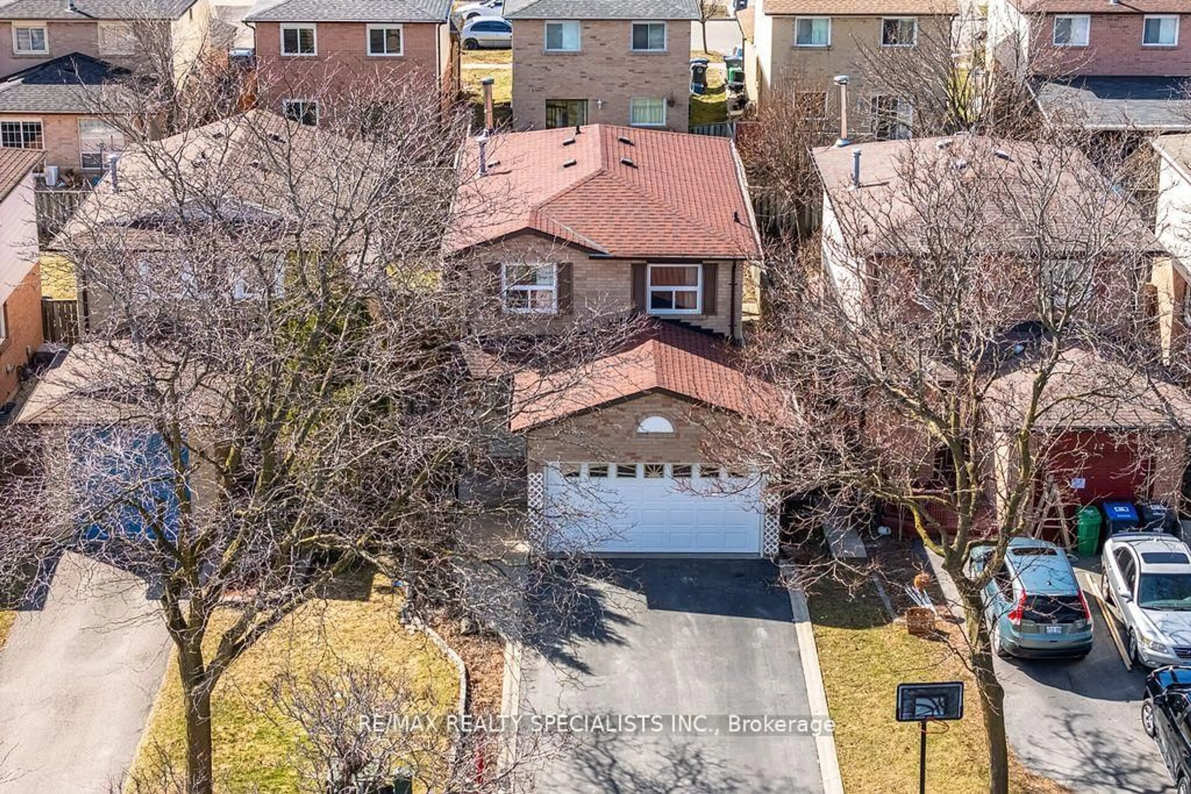 A pic from outside/outdoor area/front of a property/back of a property/a pic from drone, street for 10 Wheatfield Rd, Brampton Ontario L6X 2W1