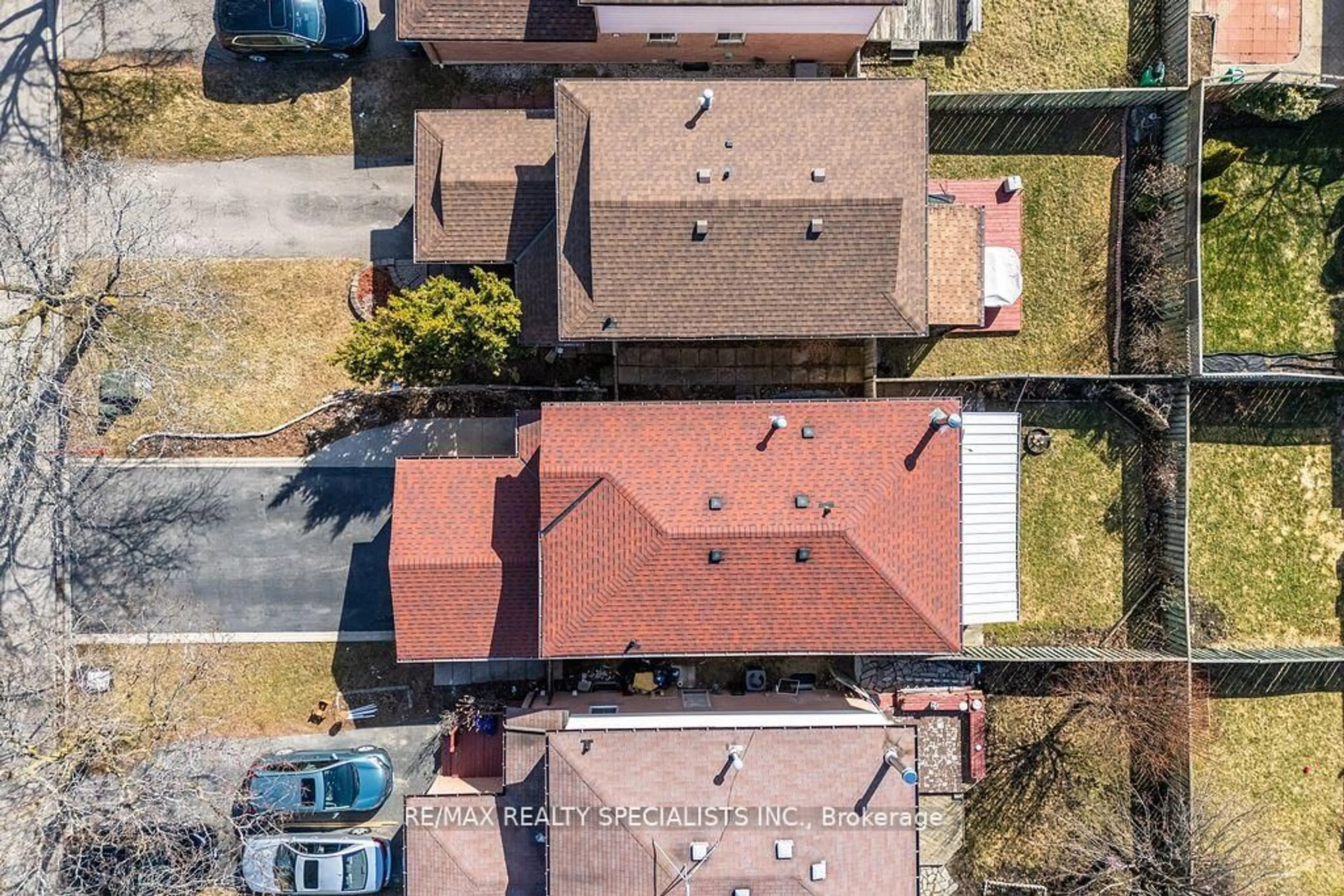 A pic from outside/outdoor area/front of a property/back of a property/a pic from drone, street for 10 Wheatfield Rd, Brampton Ontario L6X 2W1