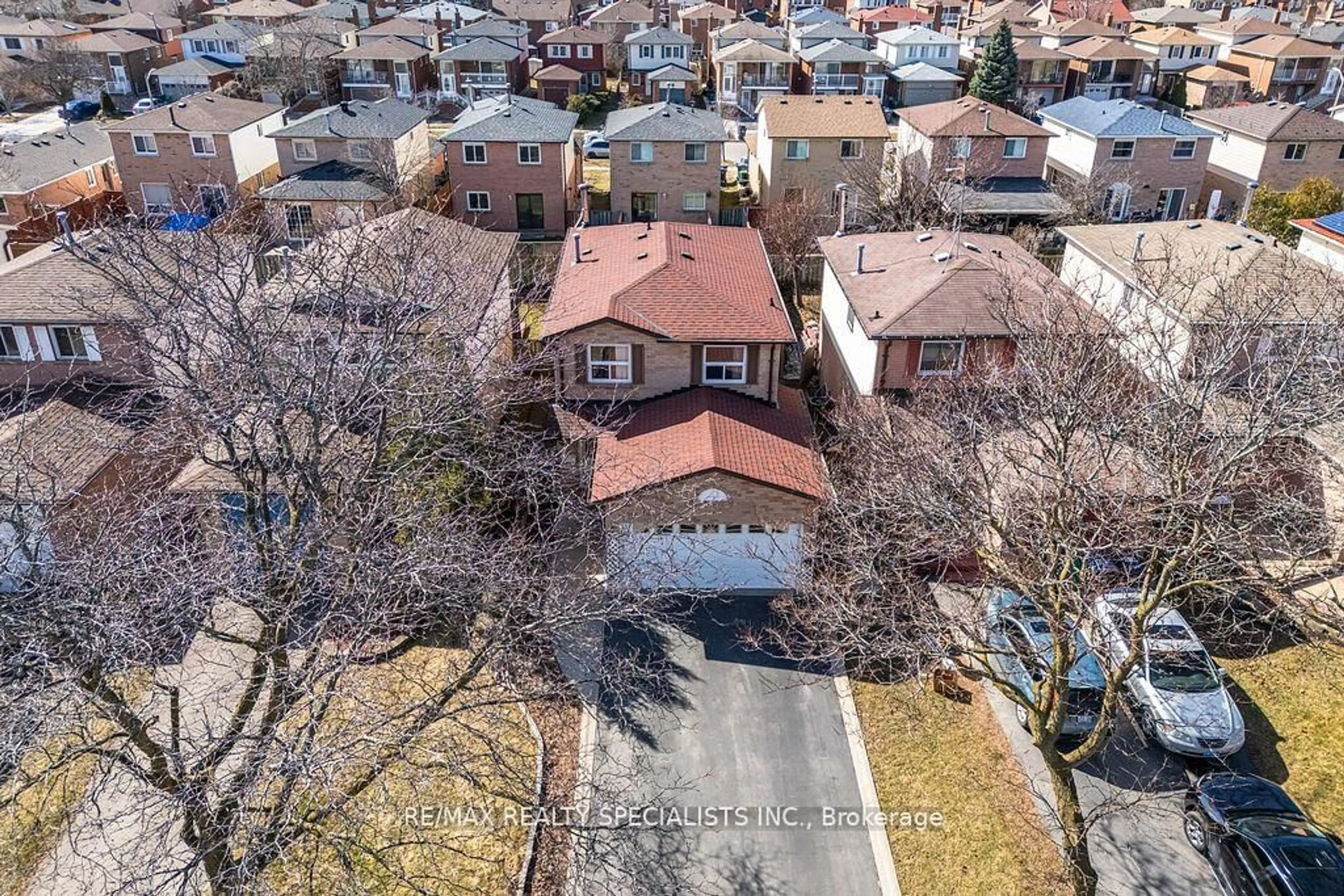A pic from outside/outdoor area/front of a property/back of a property/a pic from drone, street for 10 Wheatfield Rd, Brampton Ontario L6X 2W1