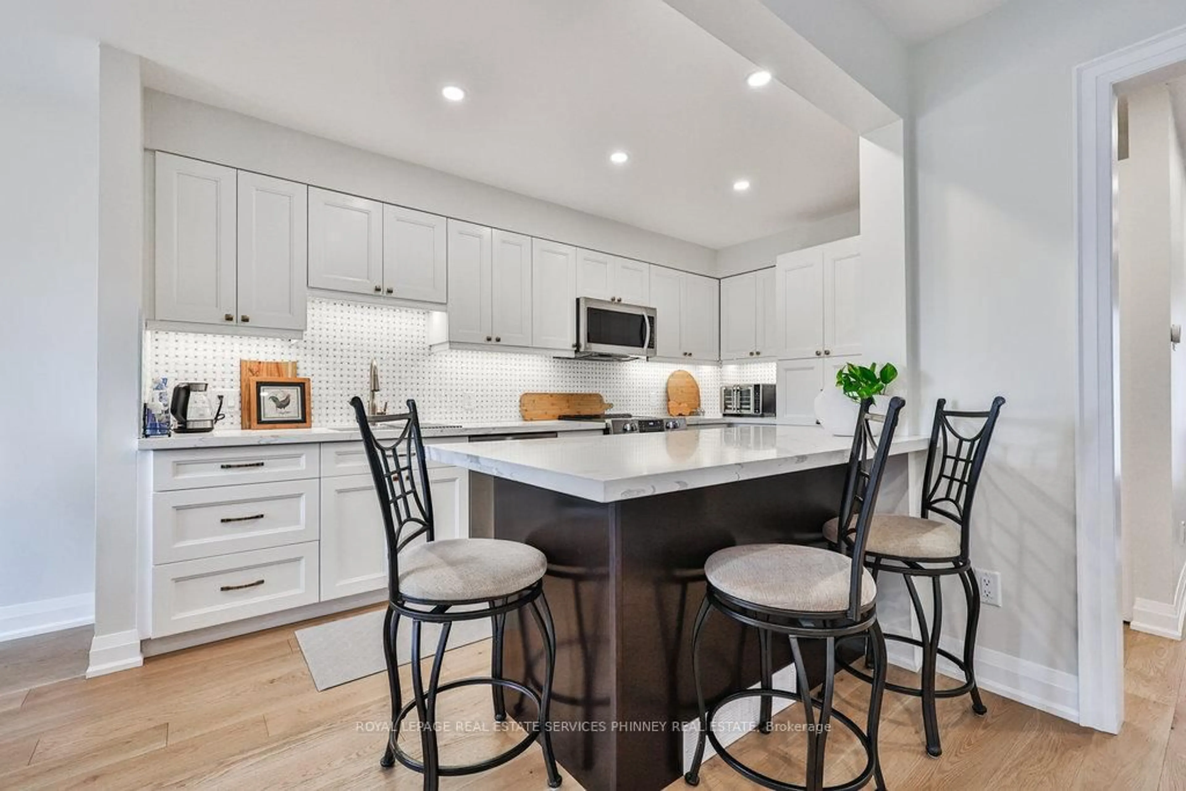 Contemporary kitchen, unknown for 991 Raintree Lane, Mississauga Ontario L5H 3Y5