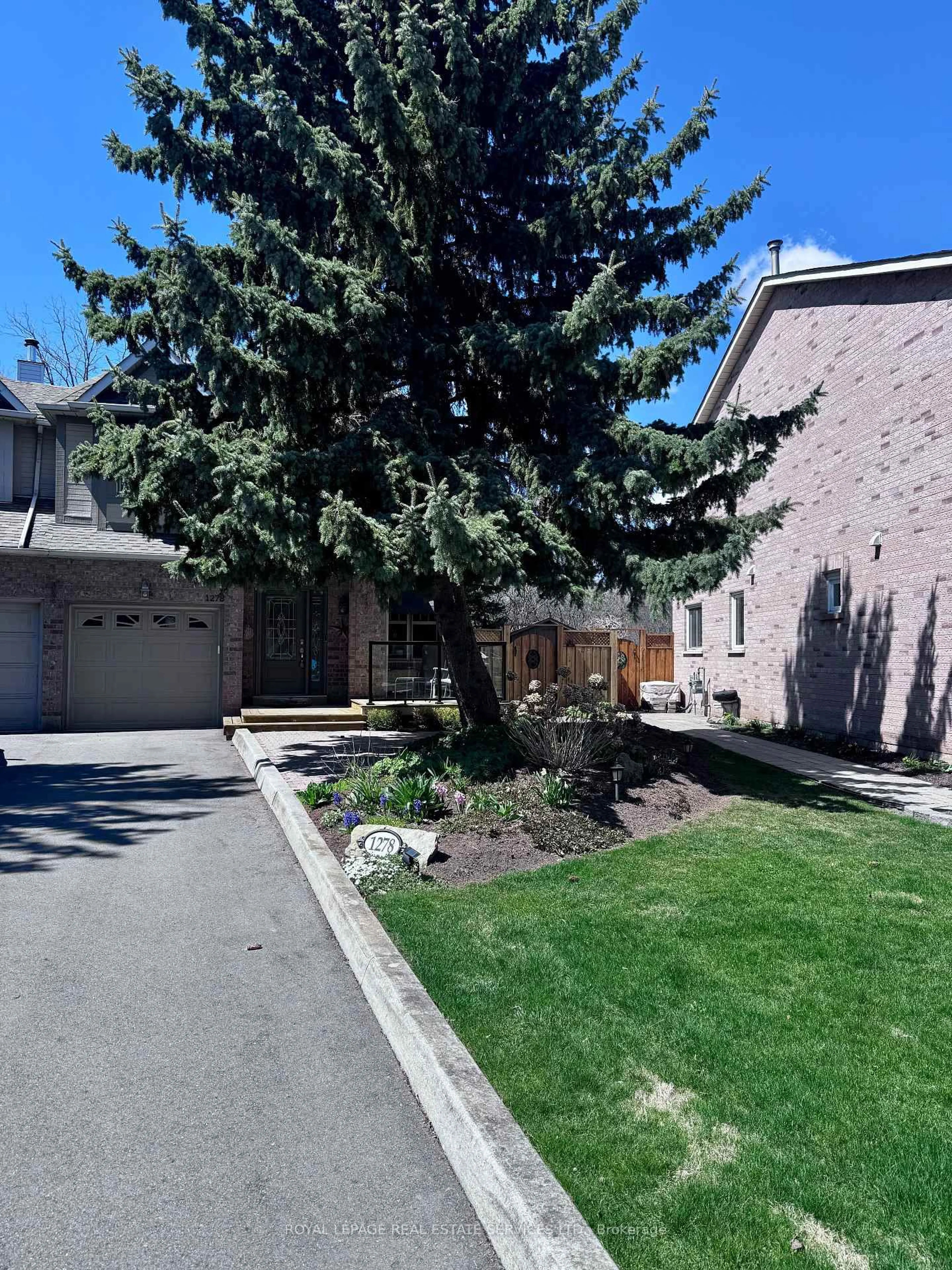A pic from outside/outdoor area/front of a property/back of a property/a pic from drone, street for 1278 Cottonwood Cres, Oakville Ontario L6M 2W7