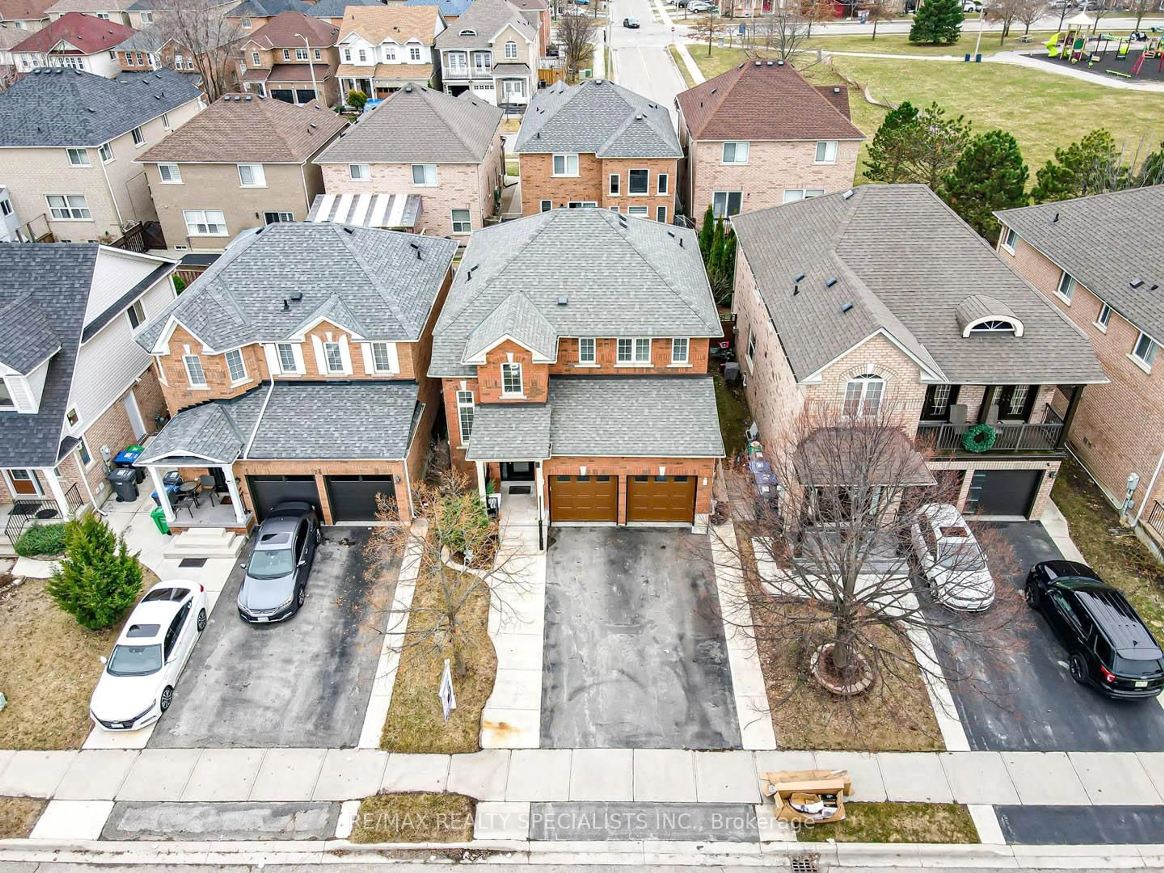 A pic from outside/outdoor area/front of a property/back of a property/a pic from drone, street for 28 Brentcliff Dr, Brampton Ontario L7A 2N1
