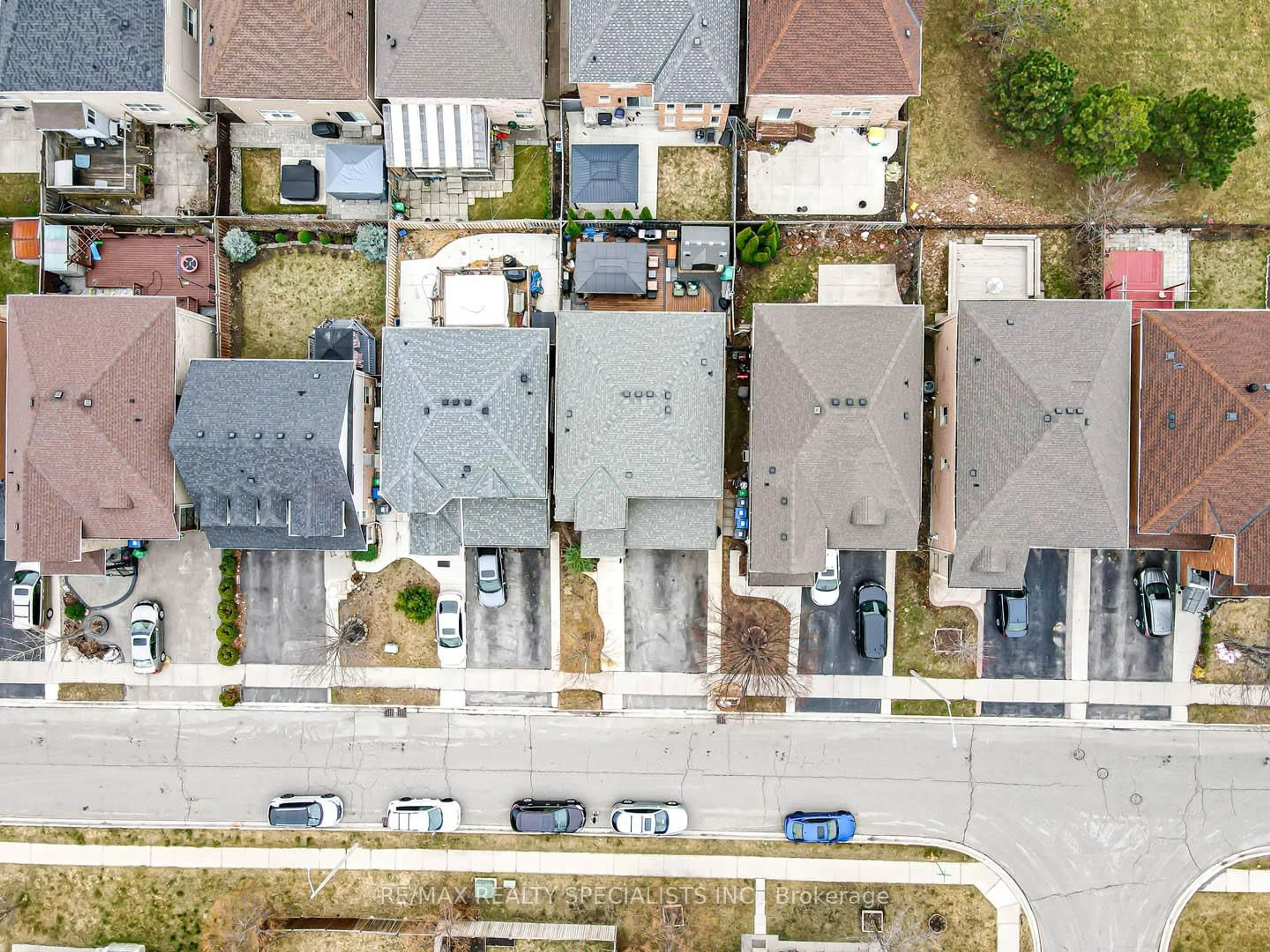A pic from outside/outdoor area/front of a property/back of a property/a pic from drone, street for 28 Brentcliff Dr, Brampton Ontario L7A 2N1