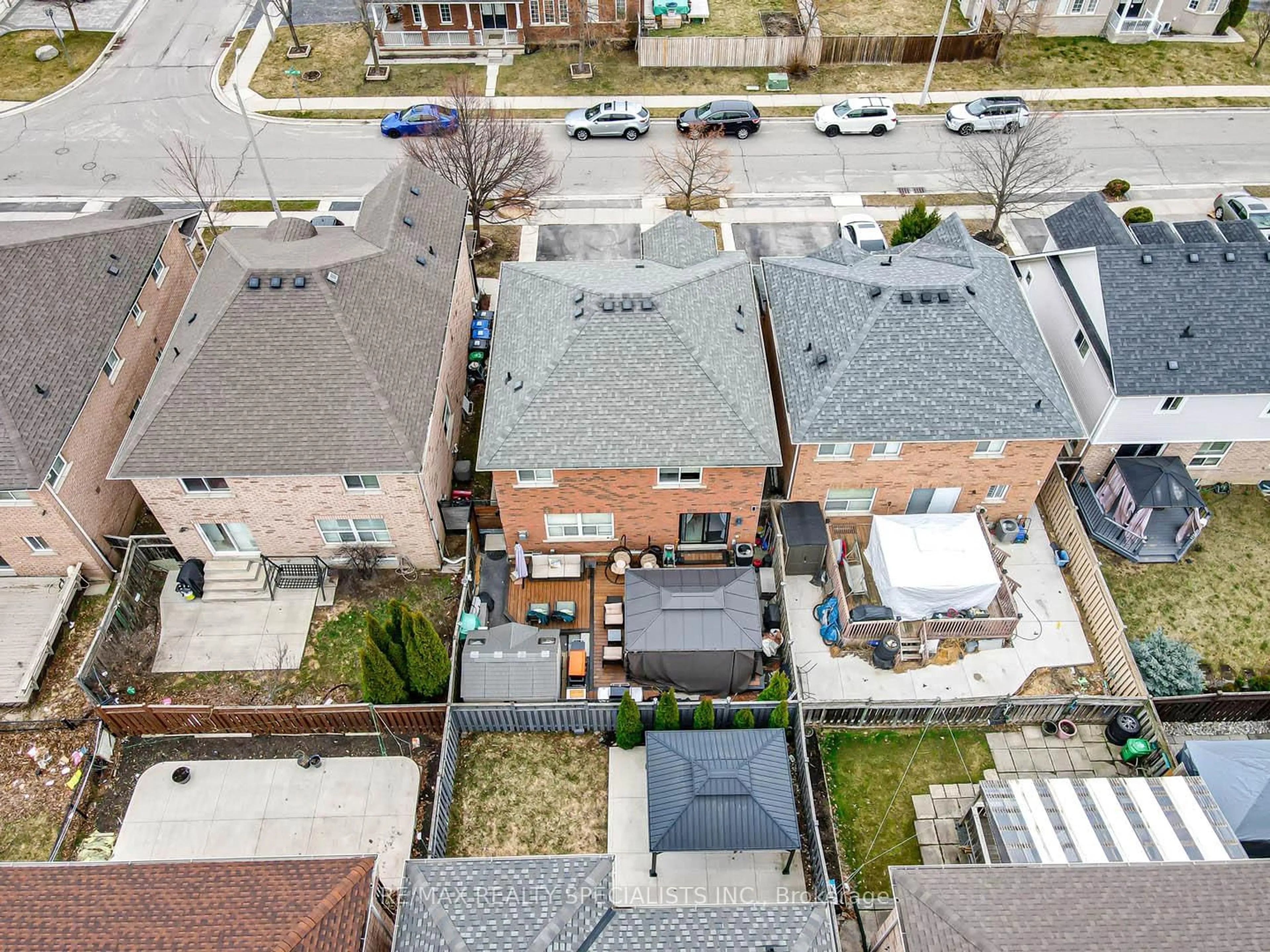A pic from outside/outdoor area/front of a property/back of a property/a pic from drone, street for 28 Brentcliff Dr, Brampton Ontario L7A 2N1