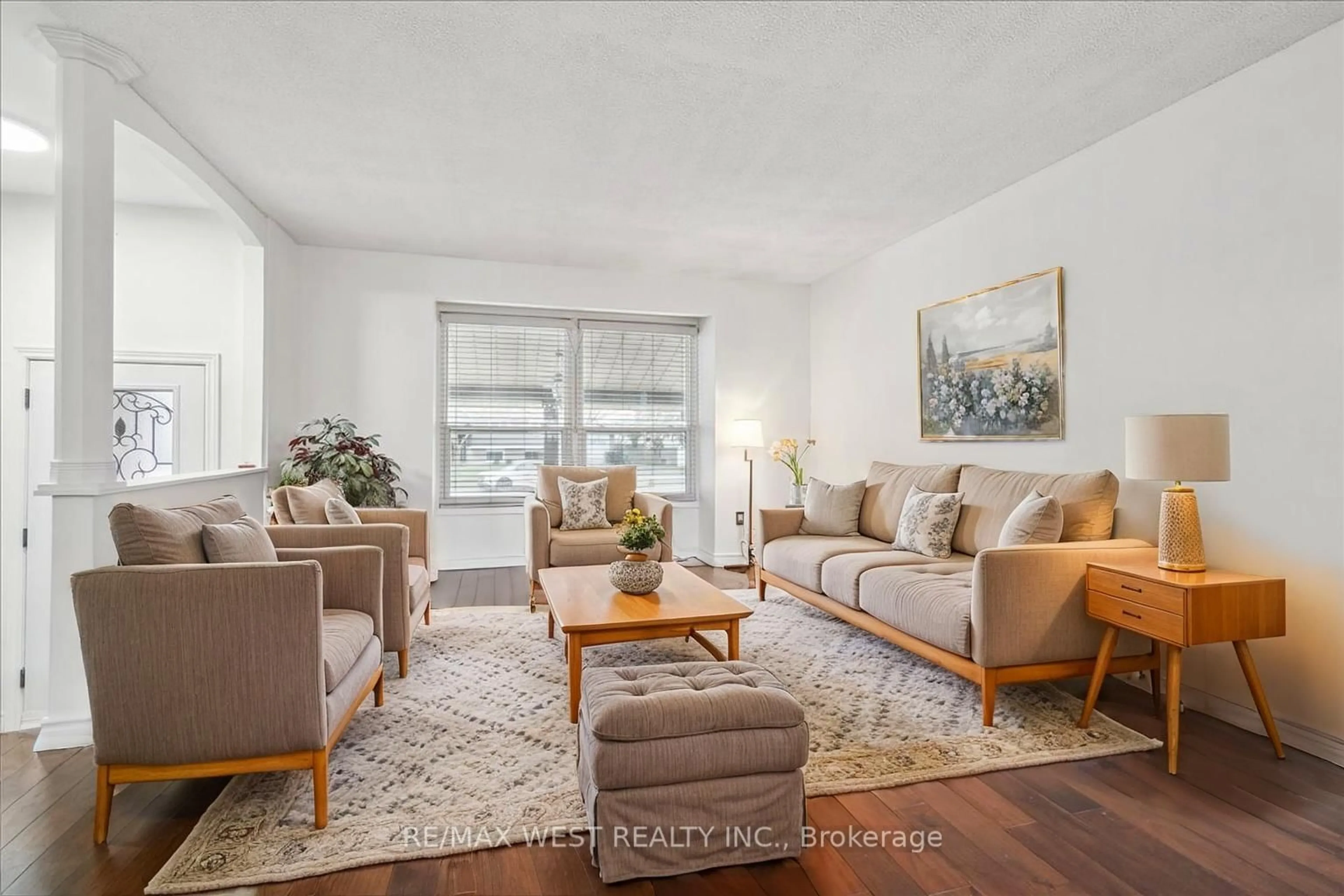 Living room with furniture, unknown for 6085 Starfield Cres, Mississauga Ontario L5N 1X2
