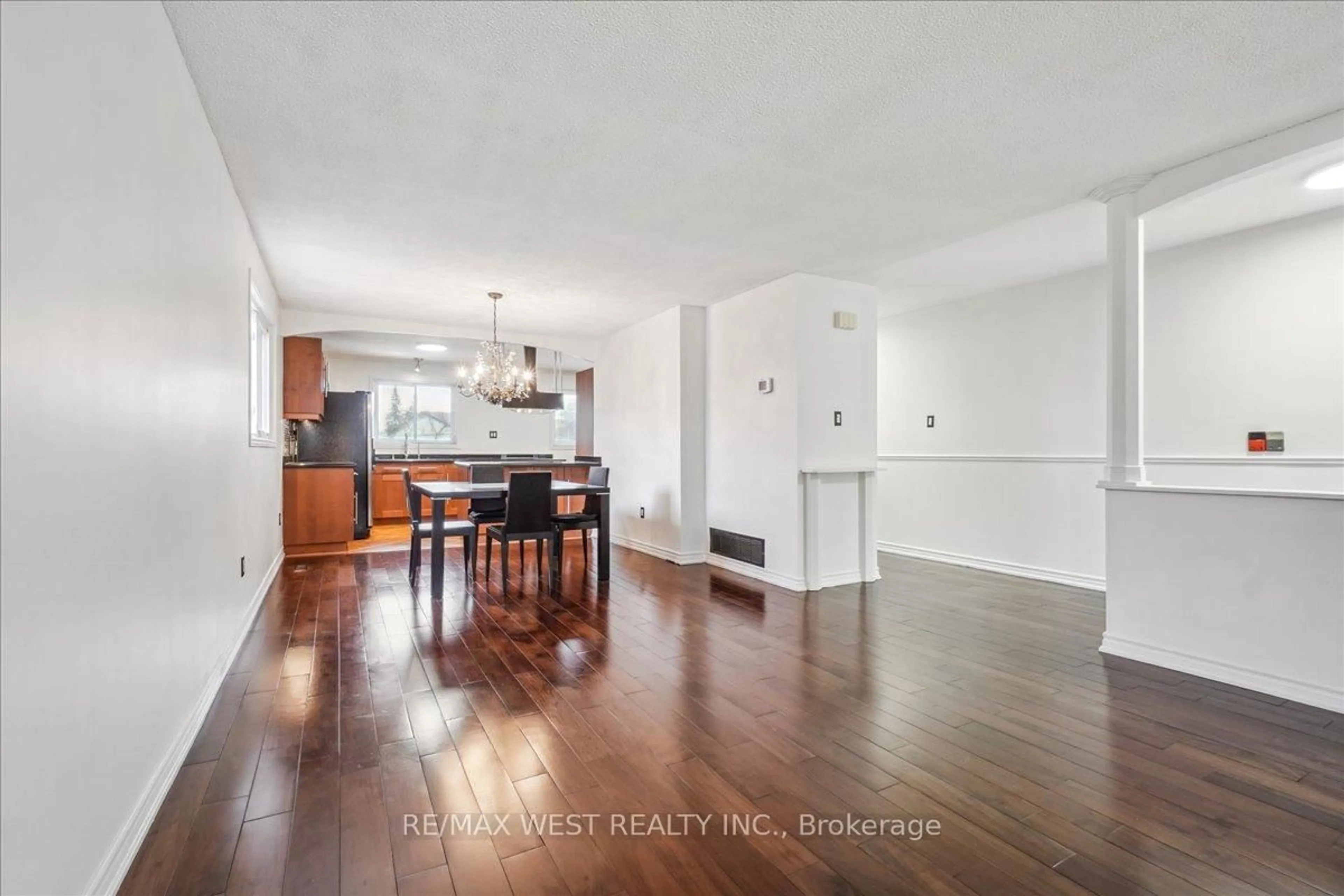 Open concept kitchen, unknown for 6085 Starfield Cres, Mississauga Ontario L5N 1X2