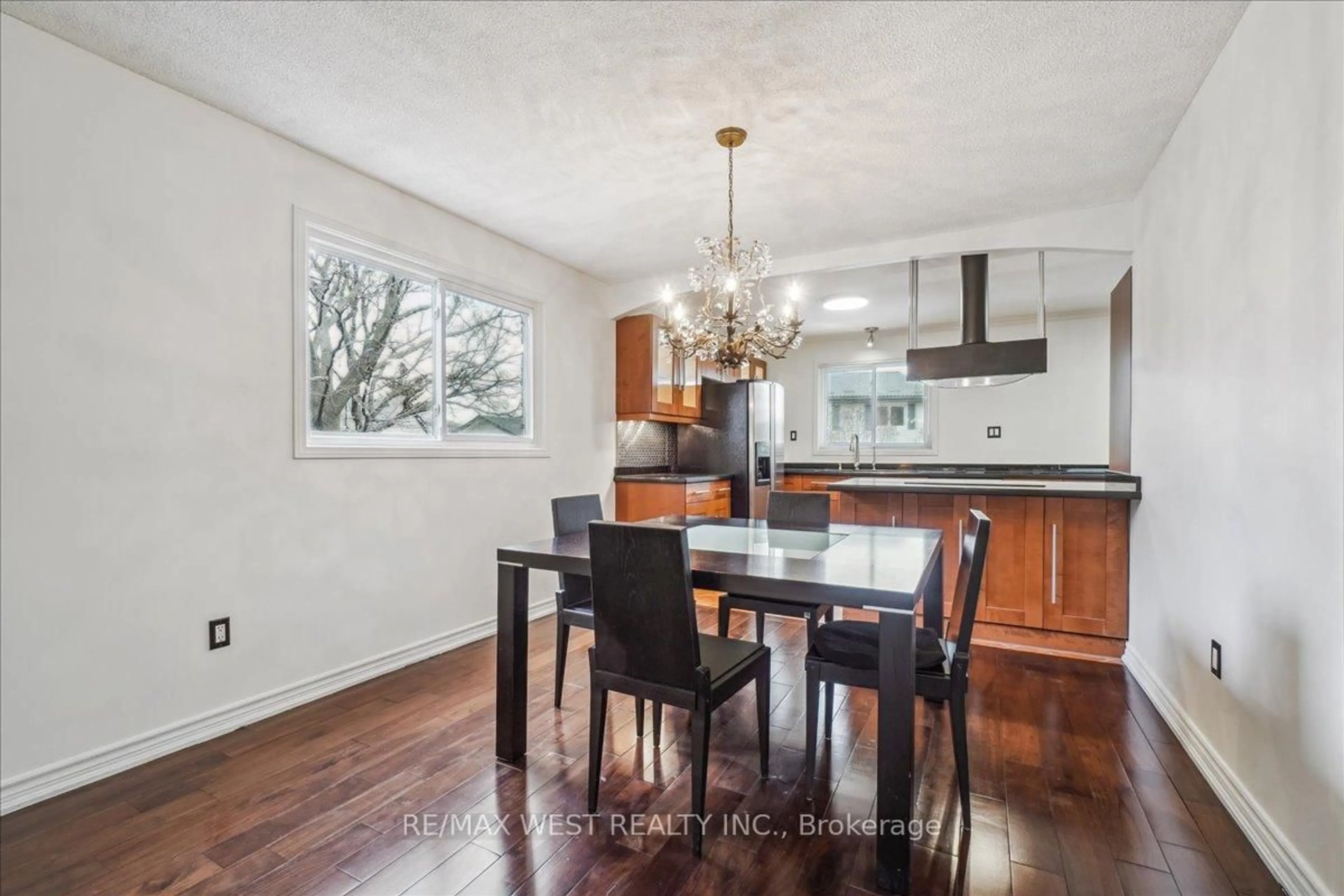 Dining room, wood/laminate floor for 6085 Starfield Cres, Mississauga Ontario L5N 1X2