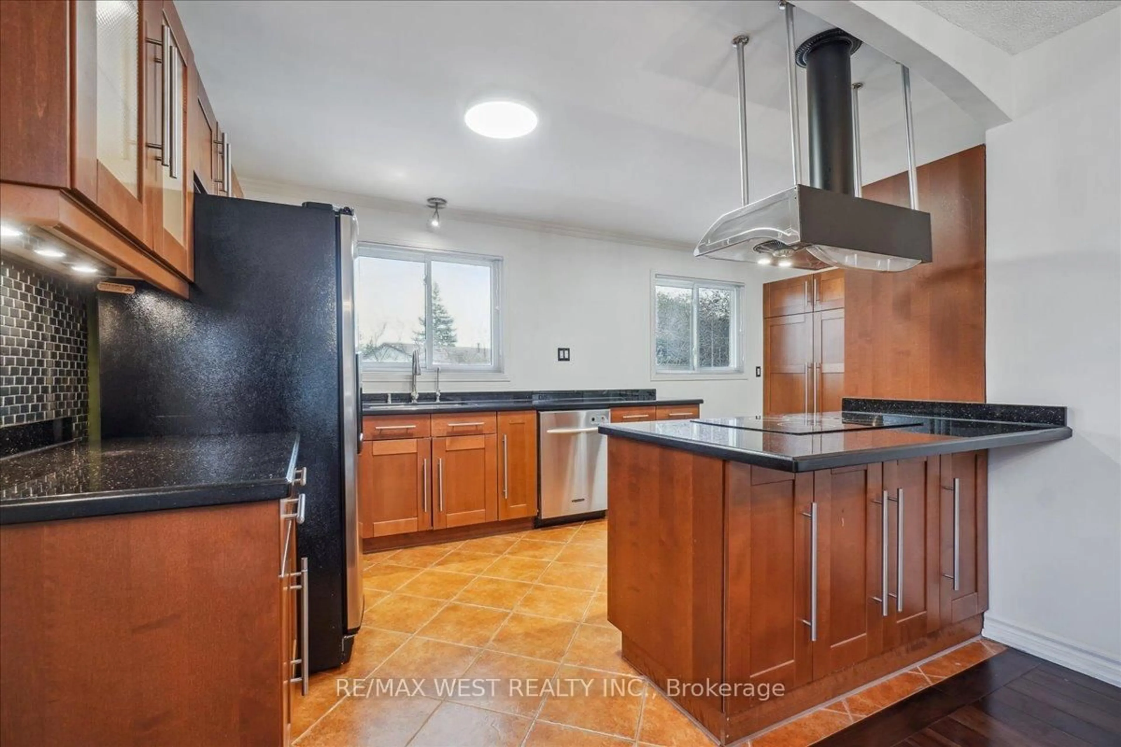 Standard kitchen, ceramic/tile floor for 6085 Starfield Cres, Mississauga Ontario L5N 1X2