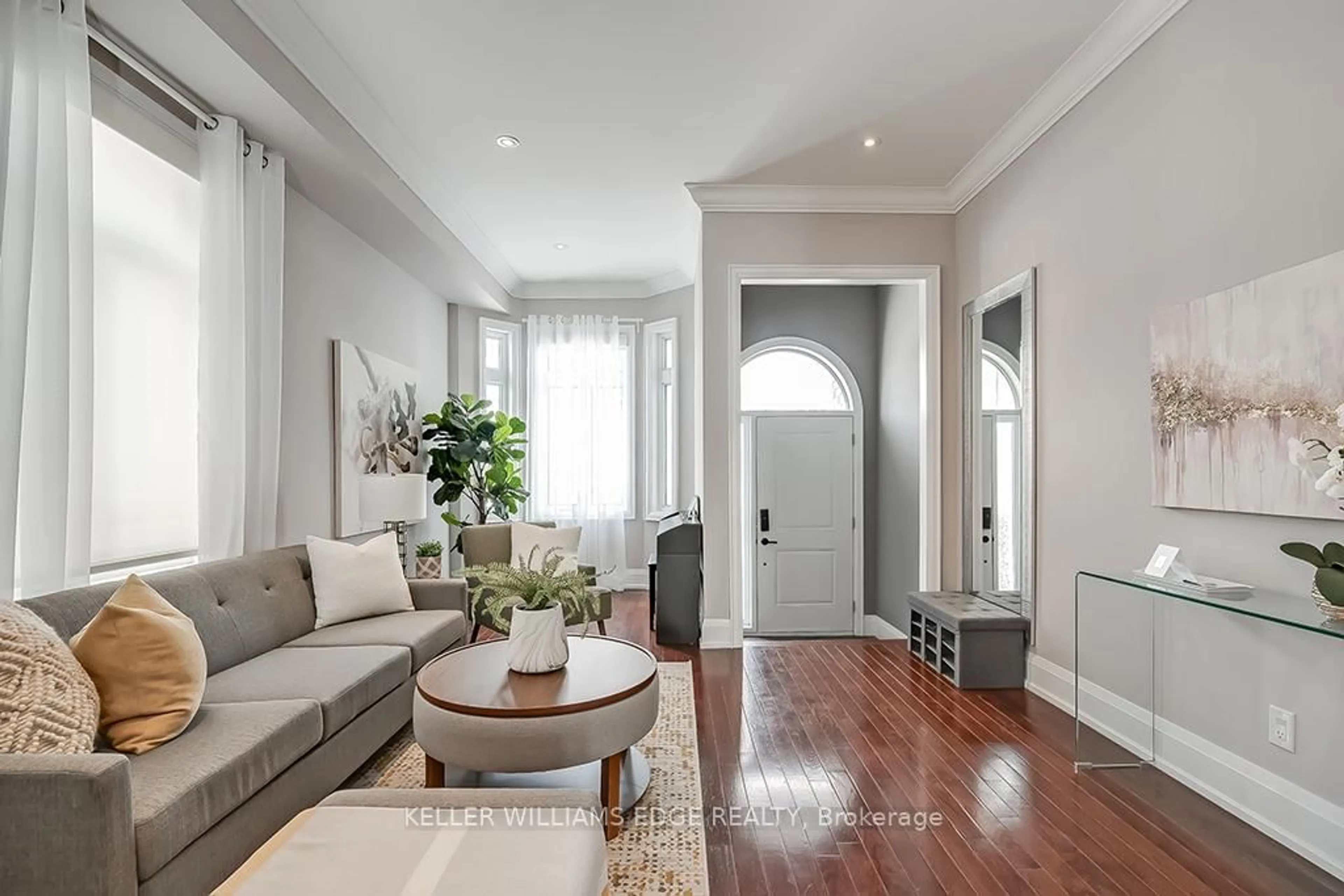 Indoor entryway for 3198 New St, Burlington Ontario L7N 1M8