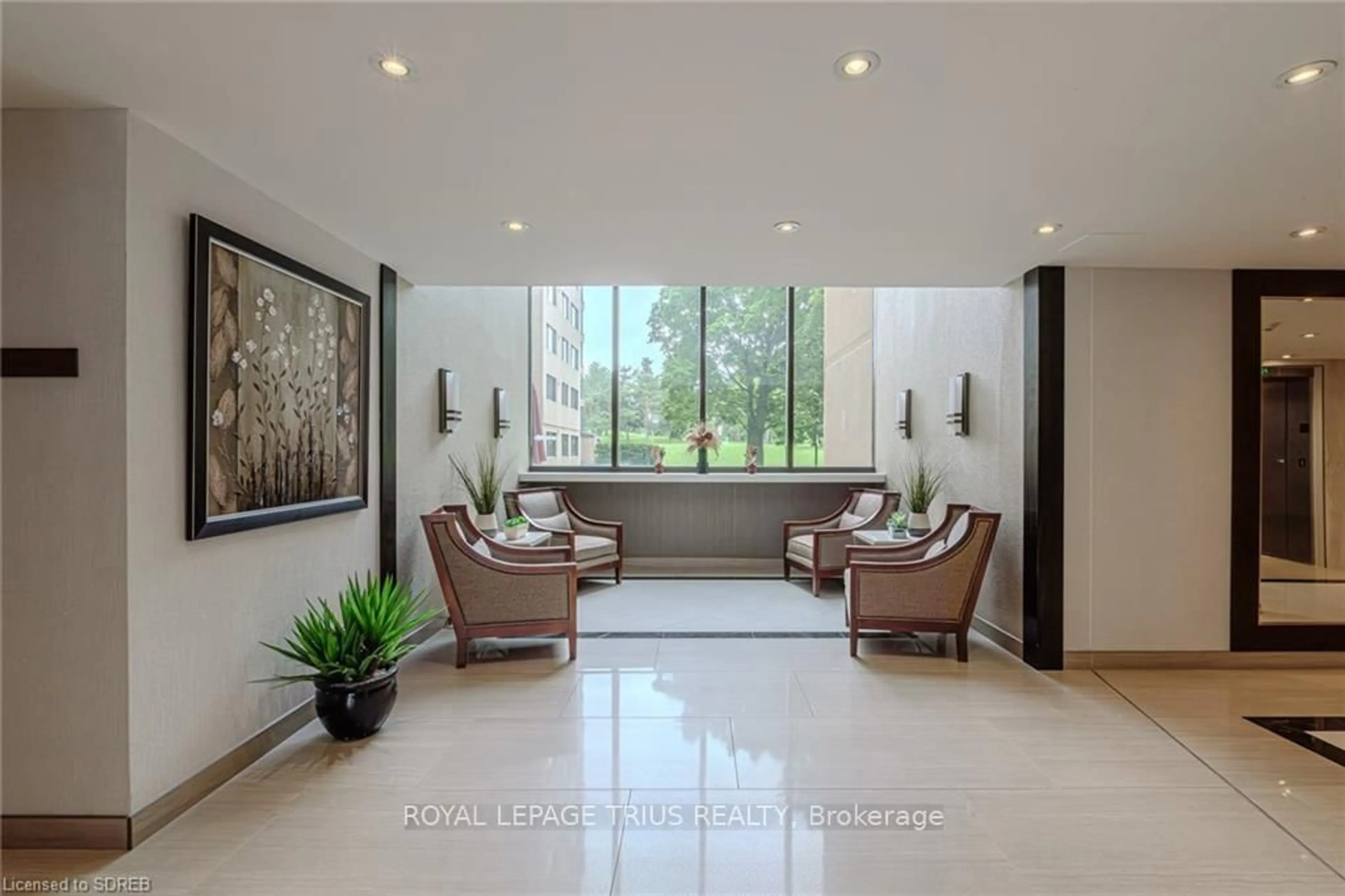 Indoor foyer for 6500 Montevideo Rd #1203, Mississauga Ontario L5N 3T6