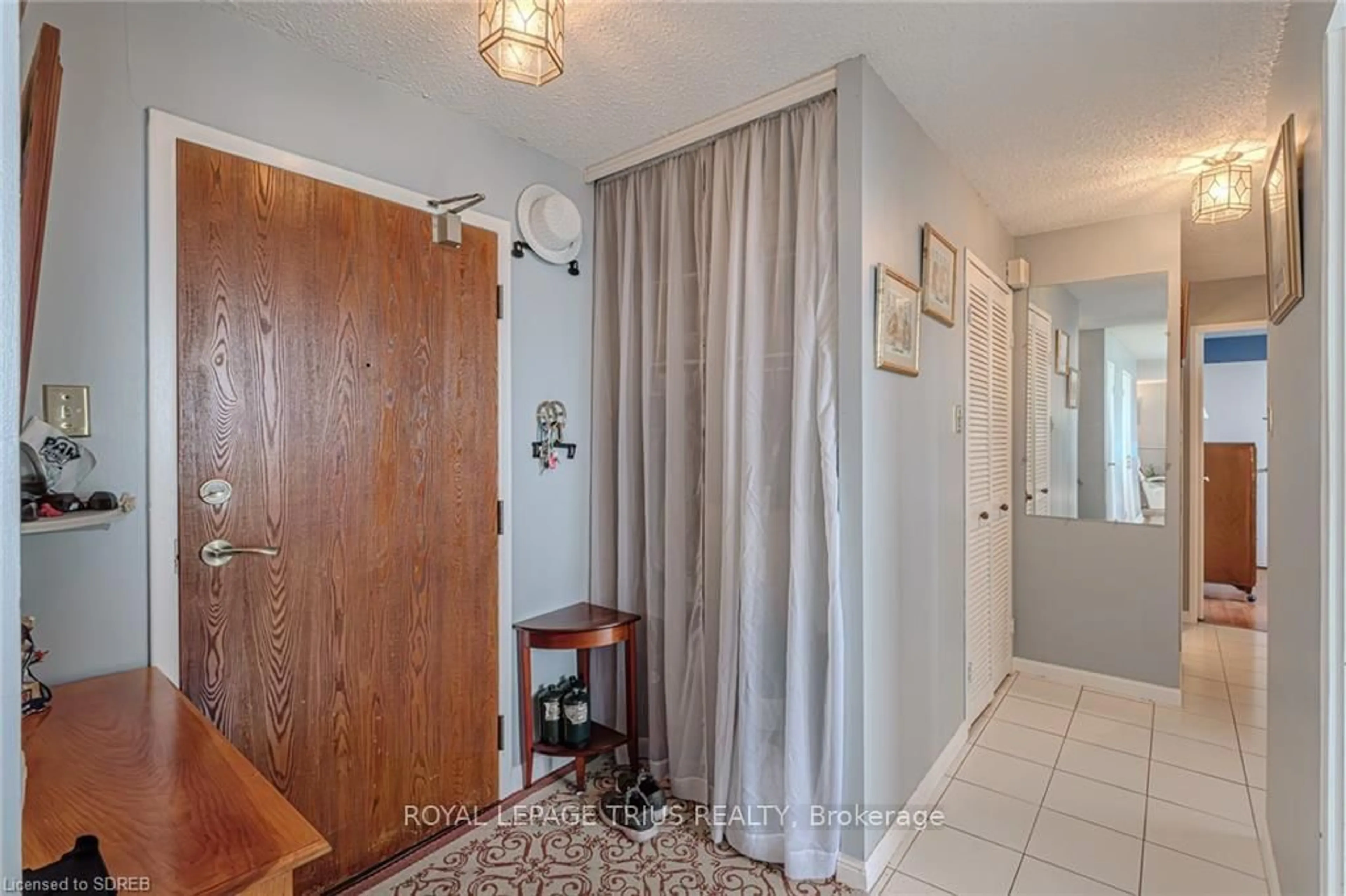 Indoor entryway for 6500 Montevideo Rd #1203, Mississauga Ontario L5N 3T6