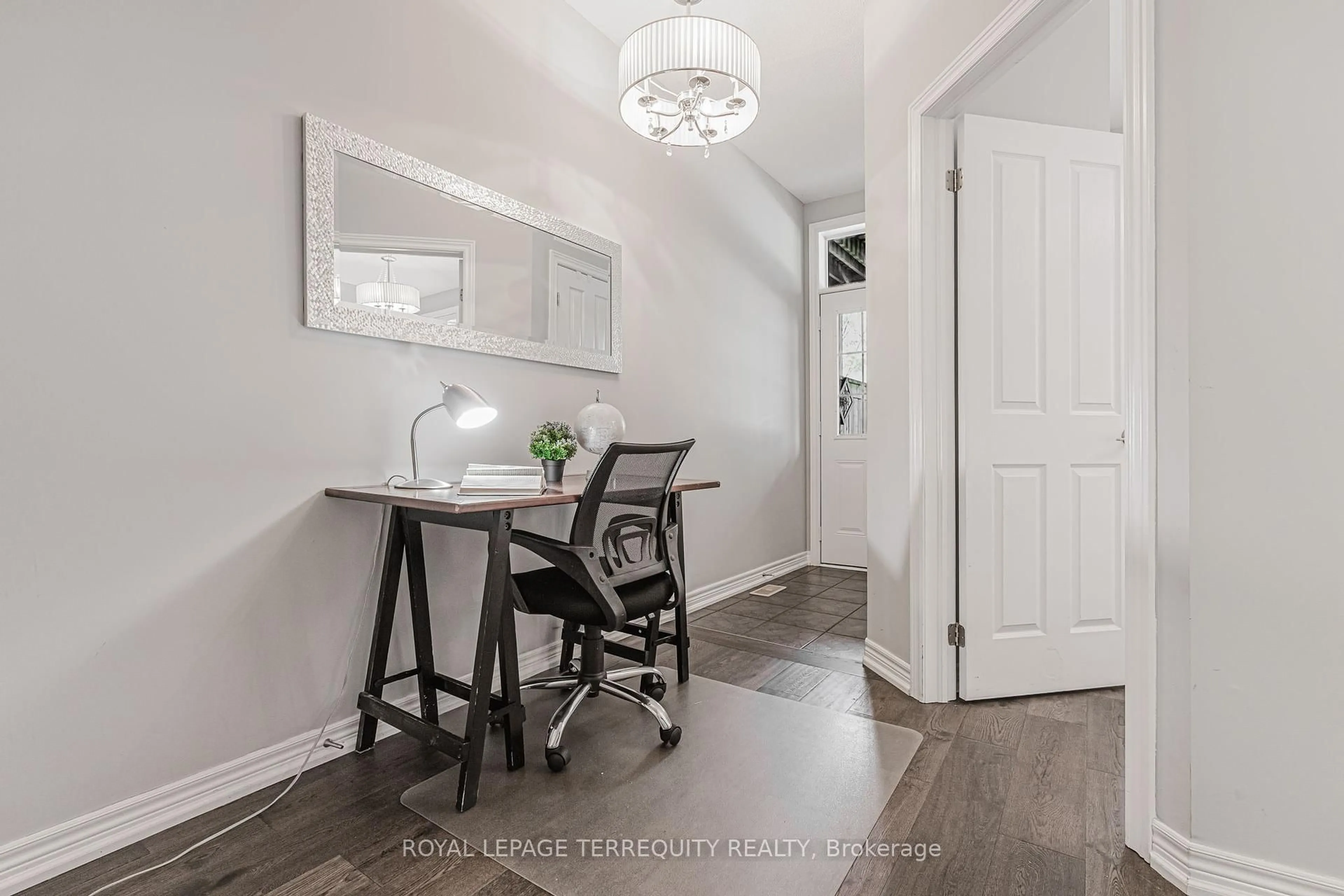 Indoor entryway for 4165 Upper Middle Rd #17, Burlington Ontario L7M 0V4